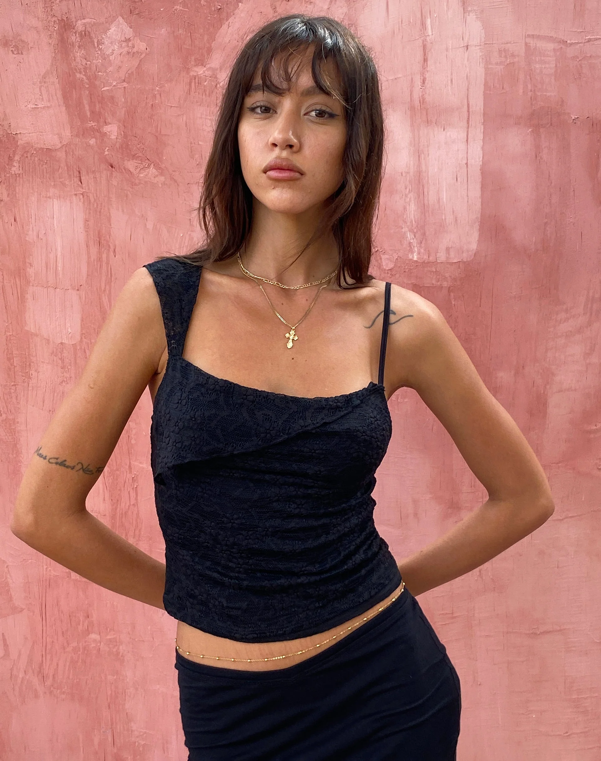 Sambu Spitze Cami Top in Schwarz - Image 4