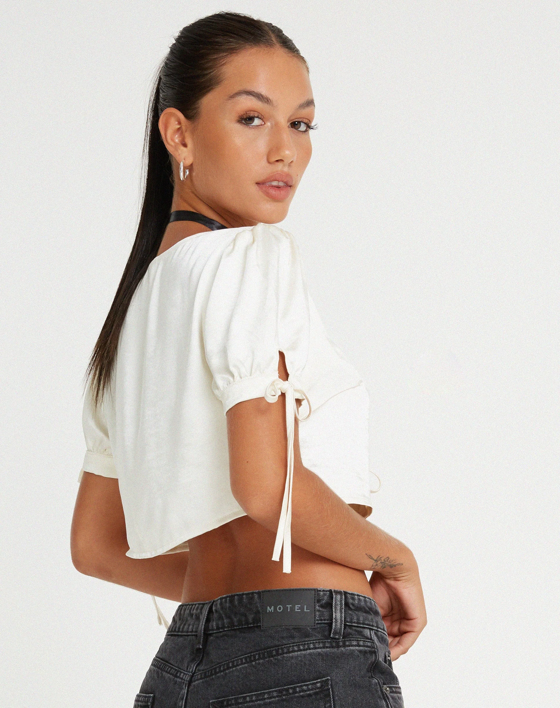 Sanura Krawatten-Crop-Top aus Satin in Elfenbein - Image 2