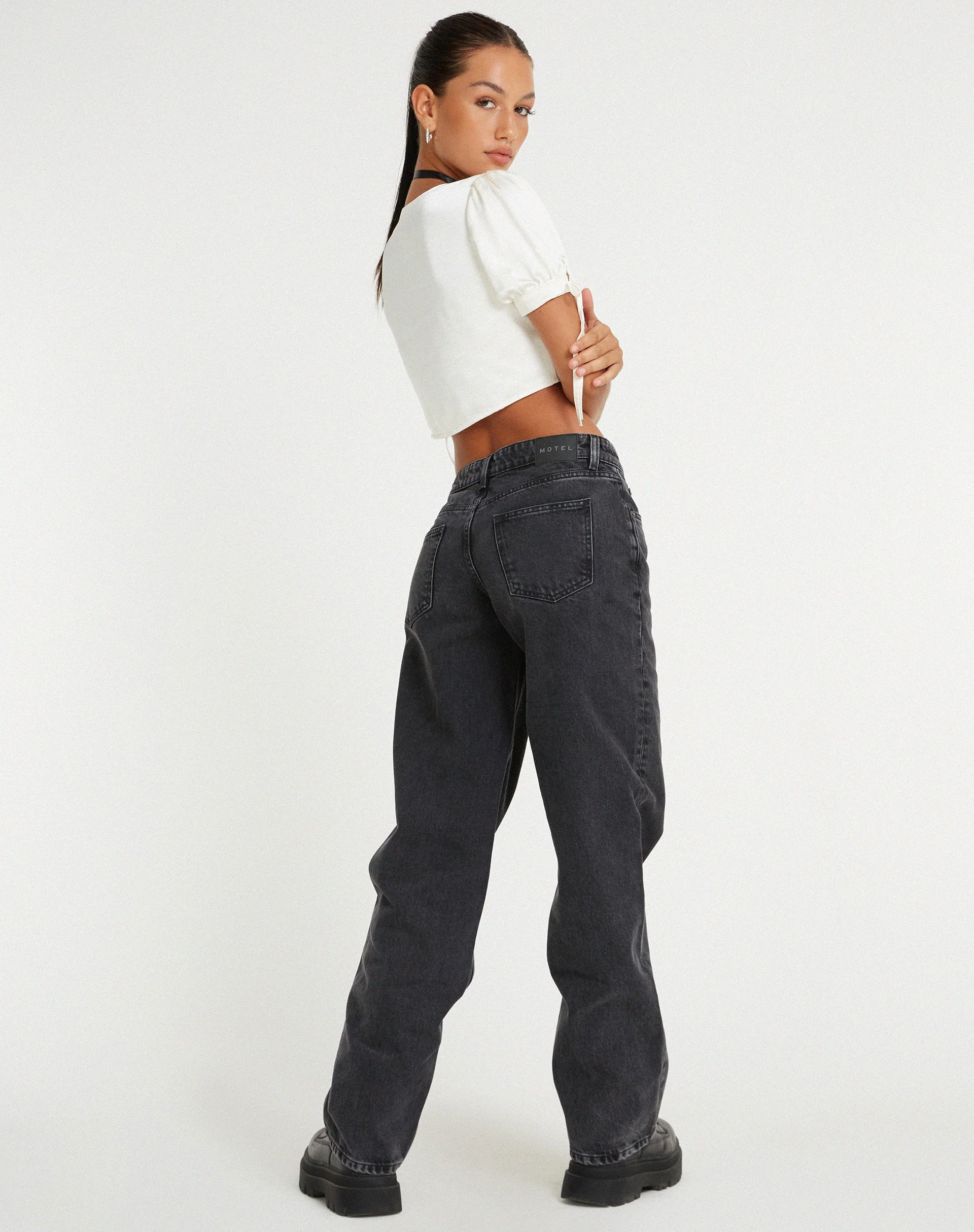 Sanura Krawatten-Crop-Top aus Satin in Elfenbein - Image 5