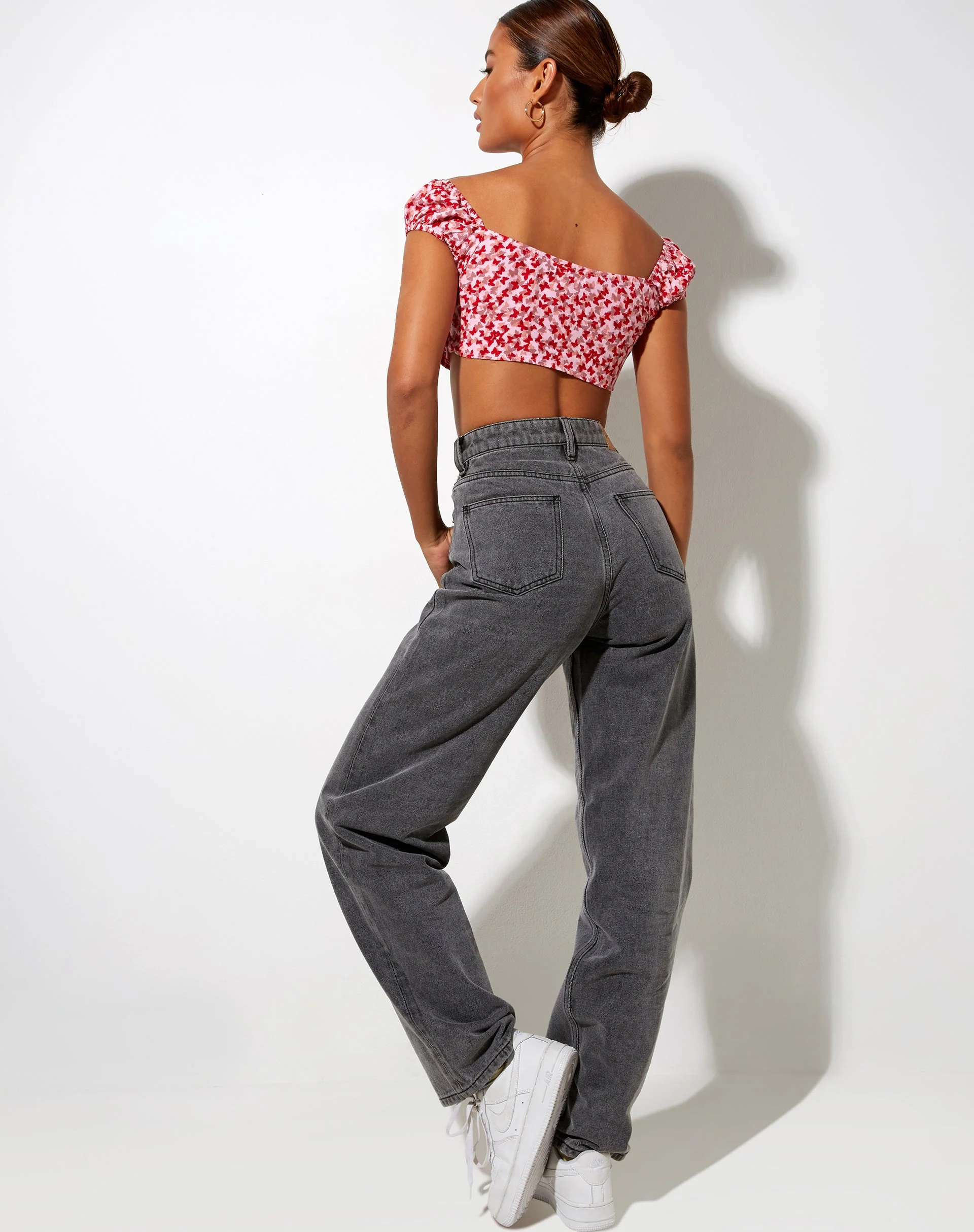 Sarae Crop Top in Ditsy Butterfly Pfirsich und Rot - Image 2