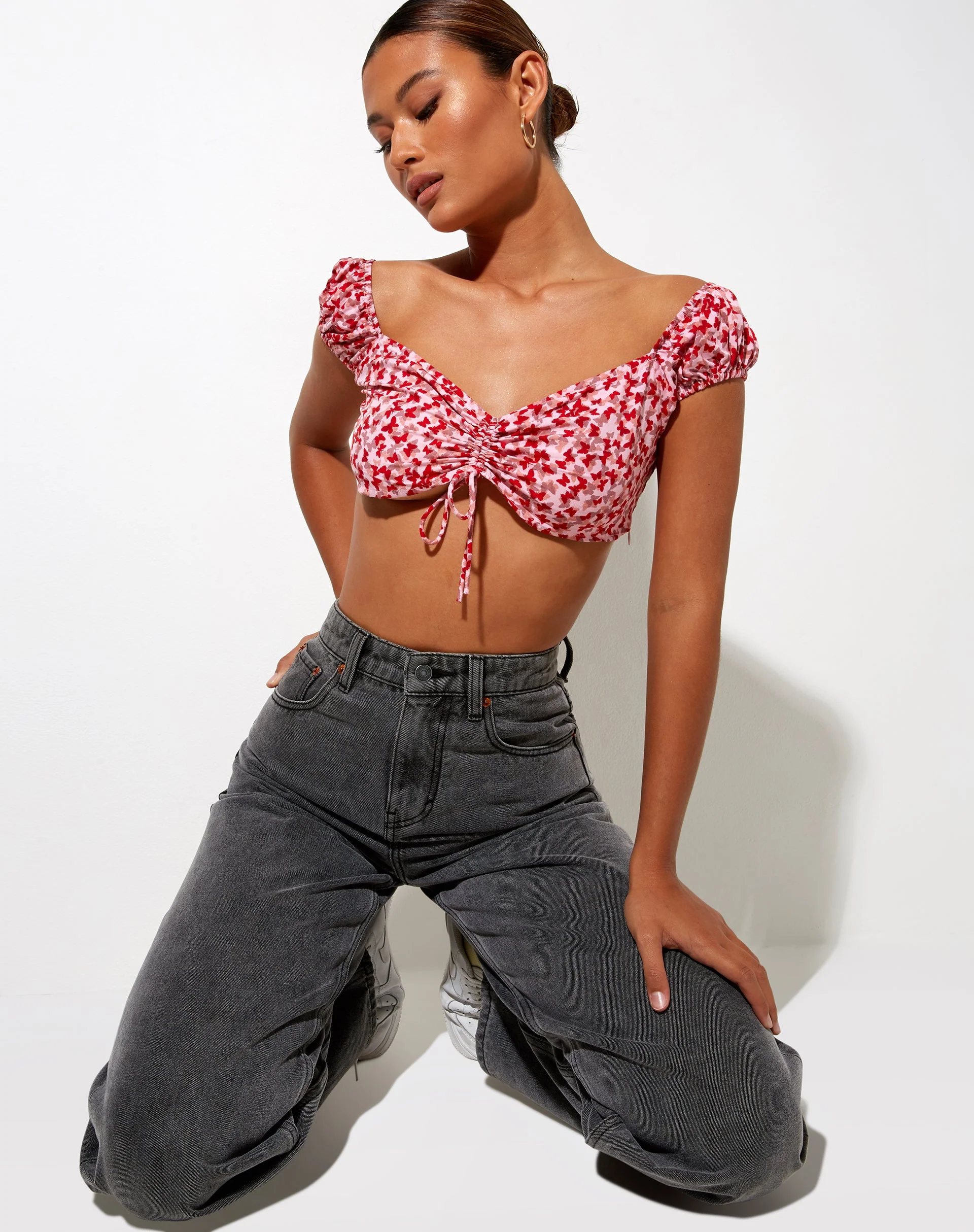 Sarae Crop Top in Ditsy Butterfly Pfirsich und Rot - Image 4