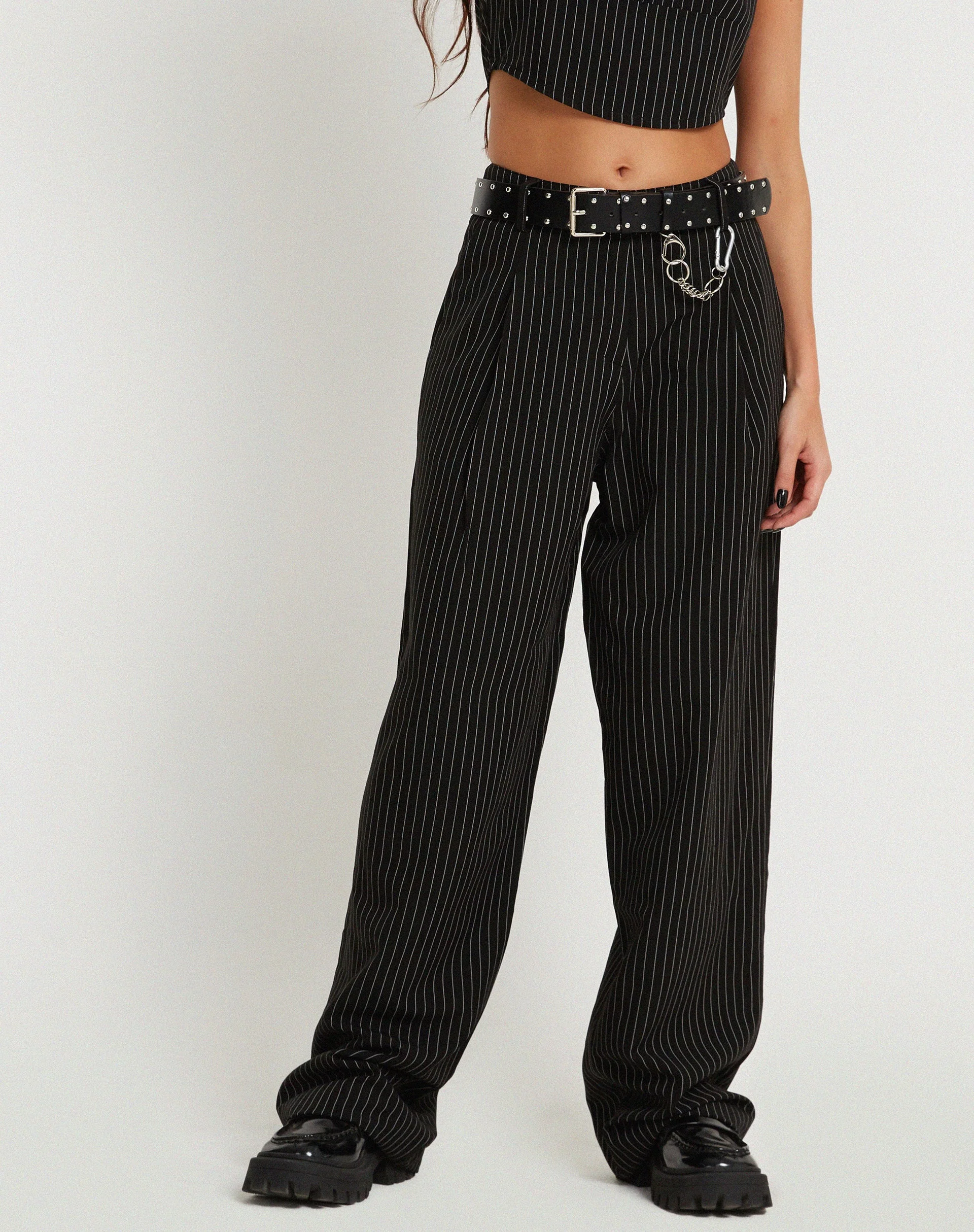 Saskira Hose mit weitem Bein in Nadelstreifen Schwarz - Image 2