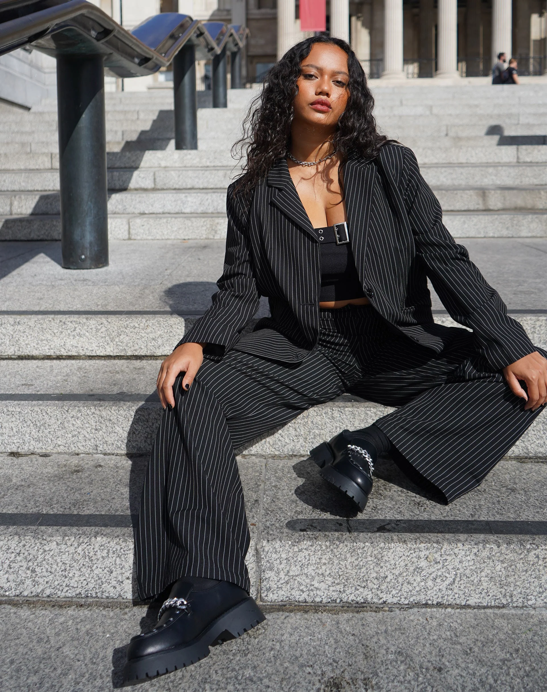 Saskira Hose mit weitem Bein in Nadelstreifen Schwarz - Image 3
