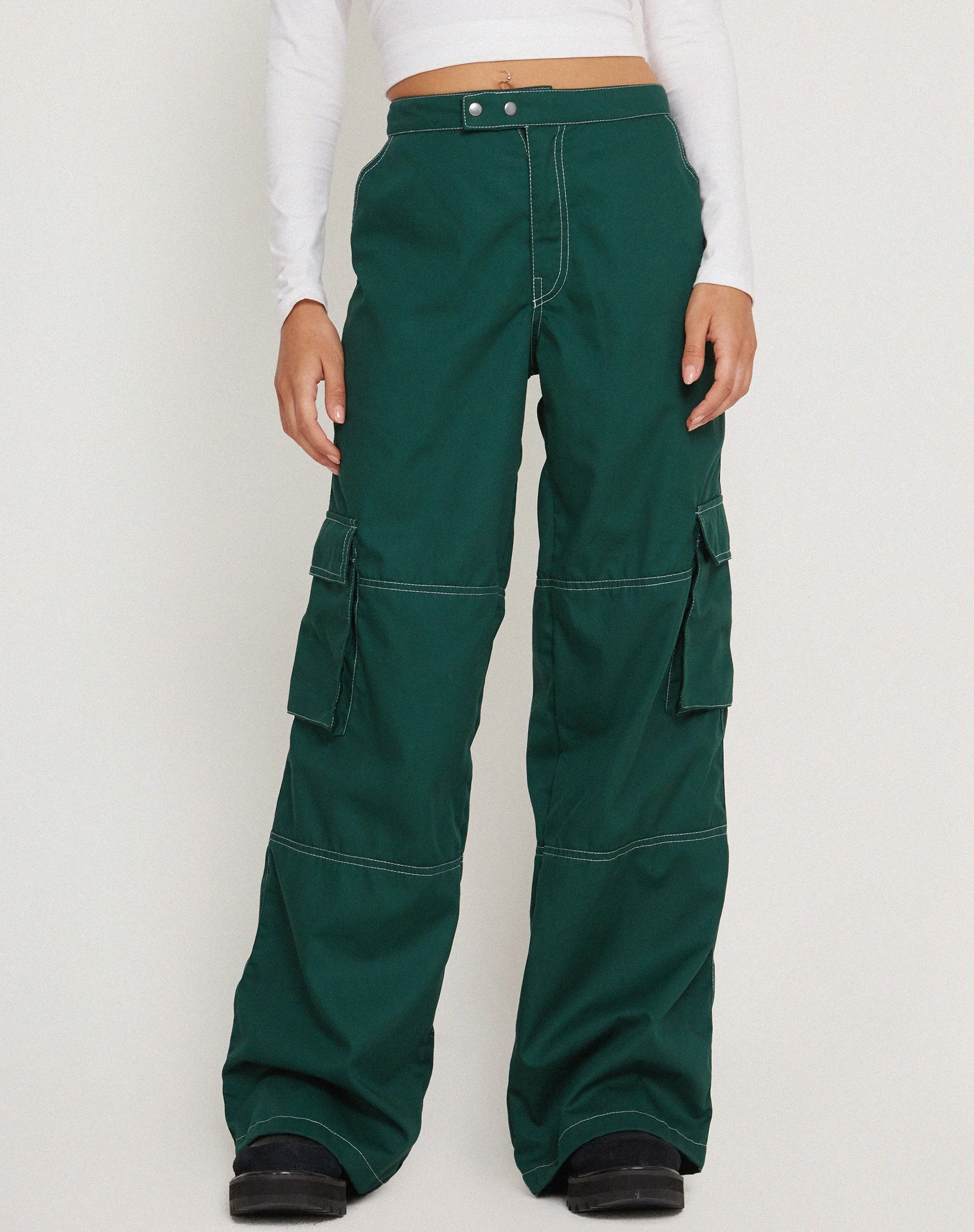 Saul Wide Leg Cargo Trouser in Flaschengrün mit weißen Nähten