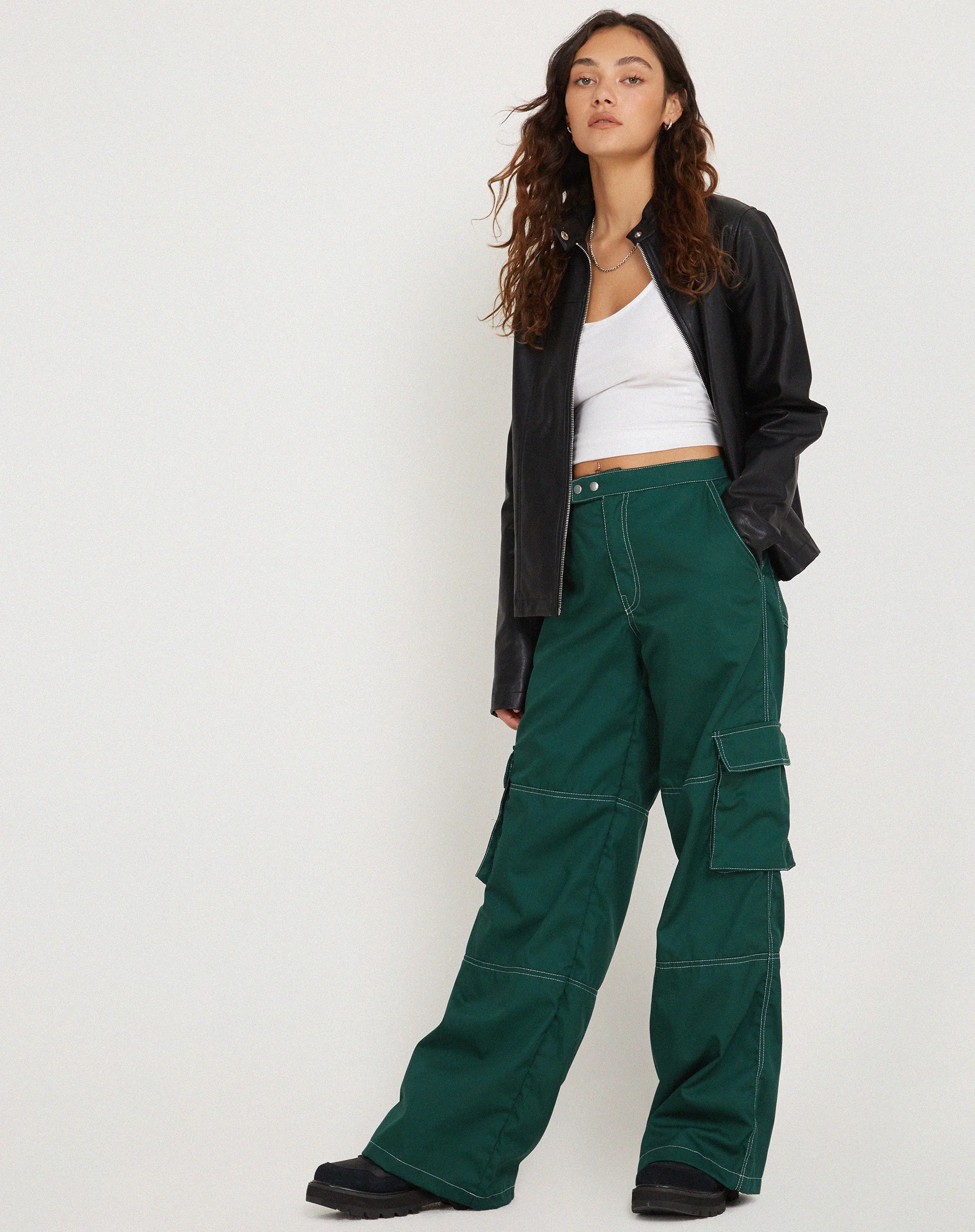 Saul Wide Leg Cargo Trouser in Flaschengrün mit weißen Nähten - Image 2