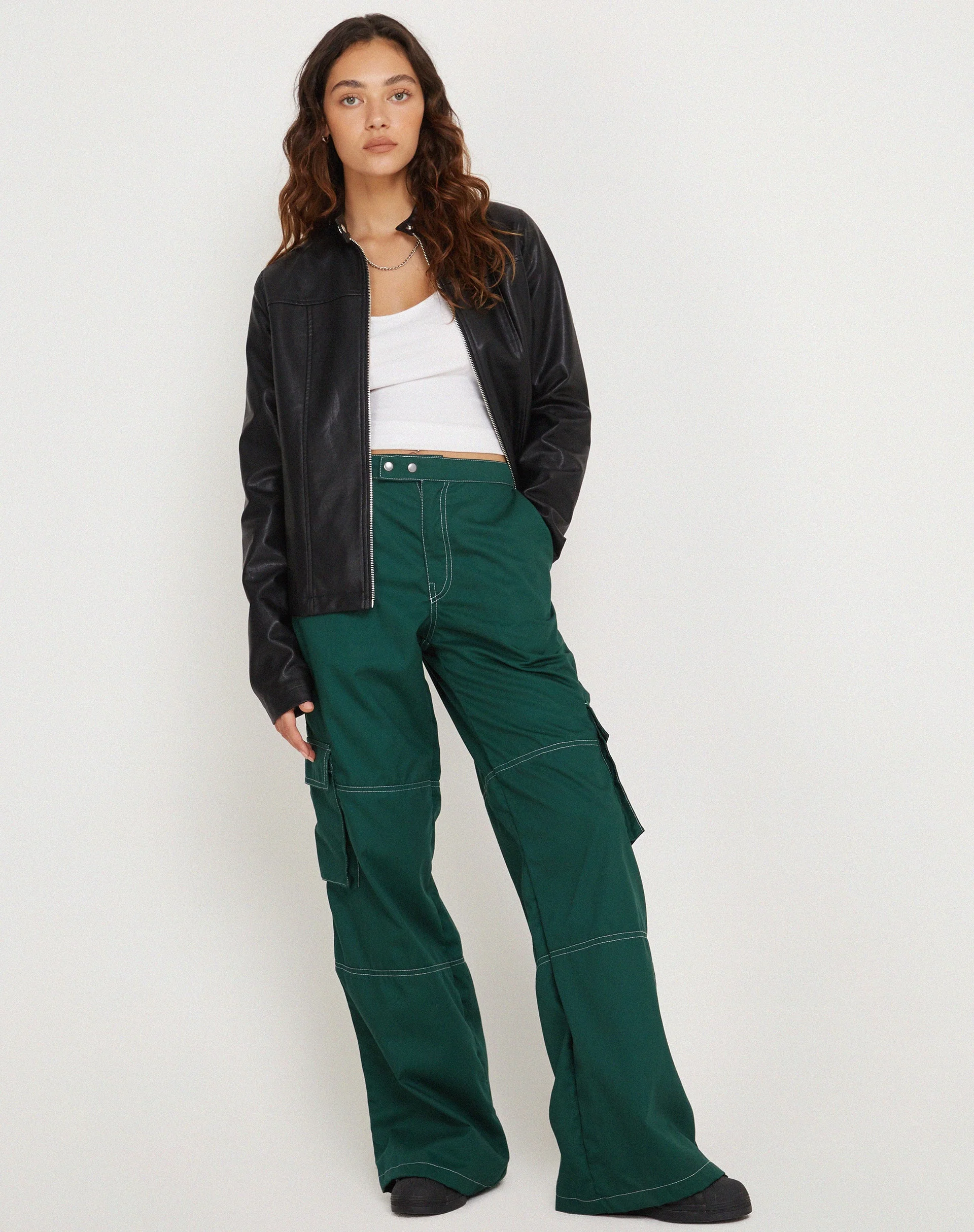 Saul Wide Leg Cargo Trouser in Flaschengrün mit weißen Nähten - Image 3