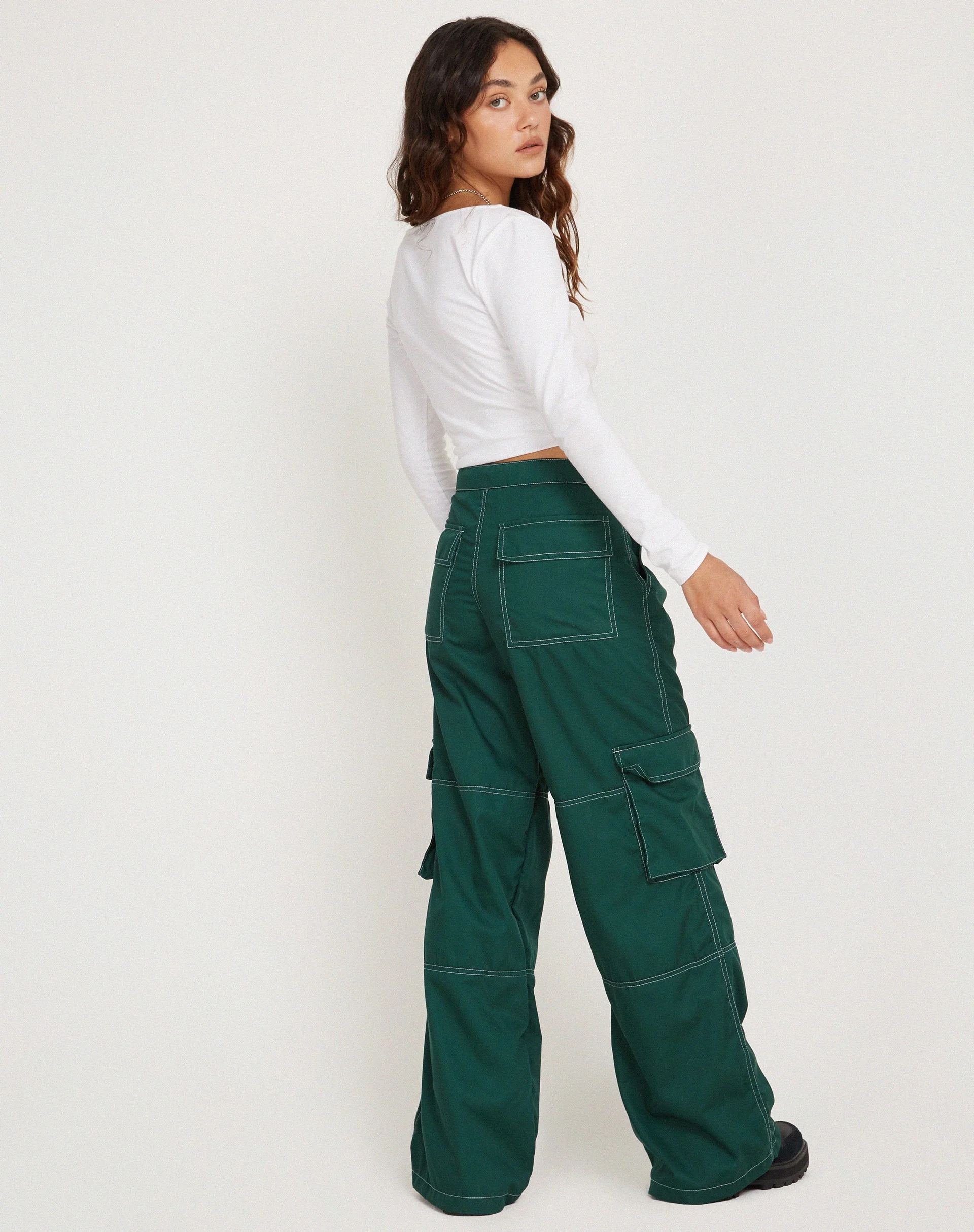 Saul Wide Leg Cargo Trouser in Flaschengrün mit weißen Nähten - Image 4