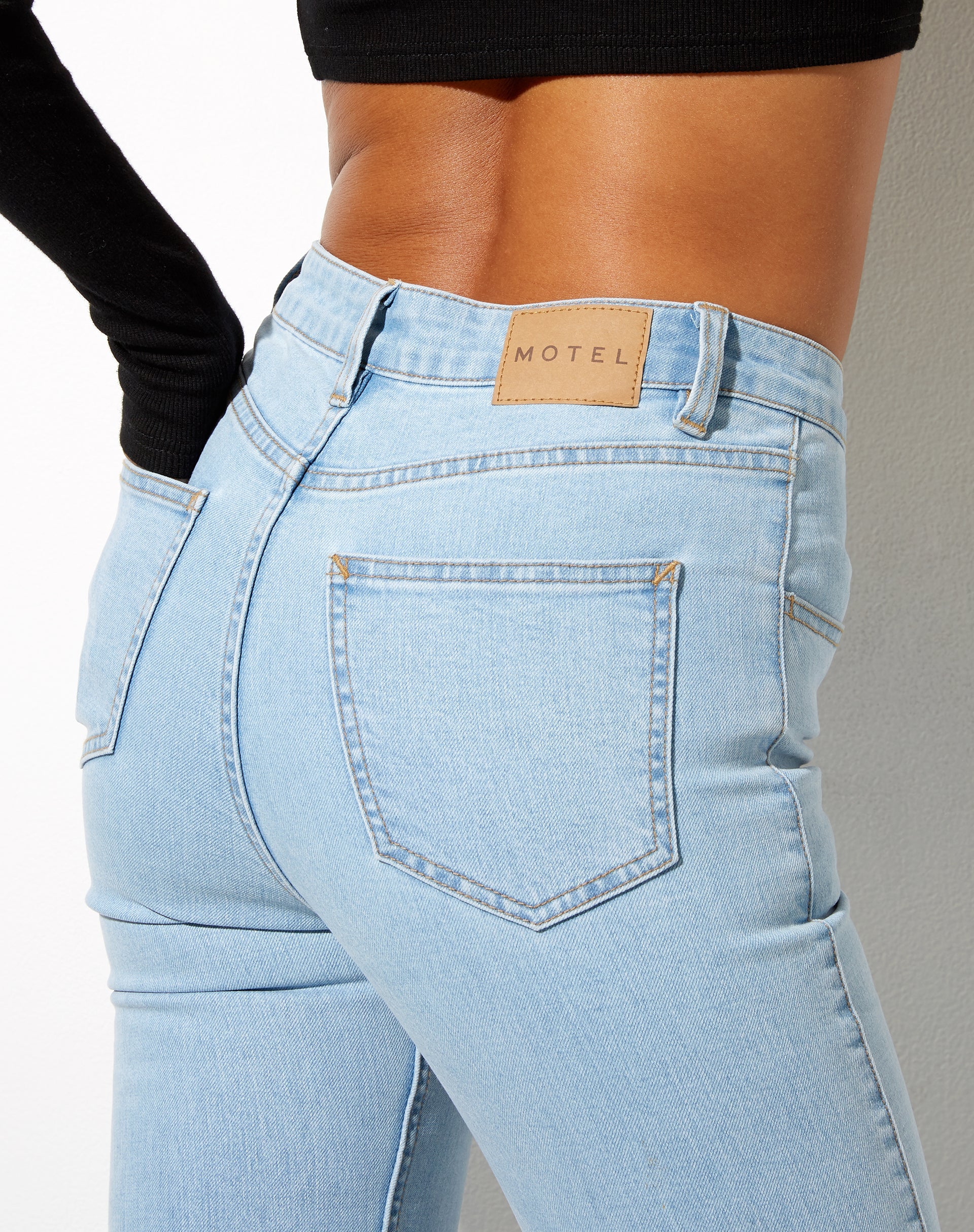 Naht-Schlagjeans in heller Waschung - Image 6