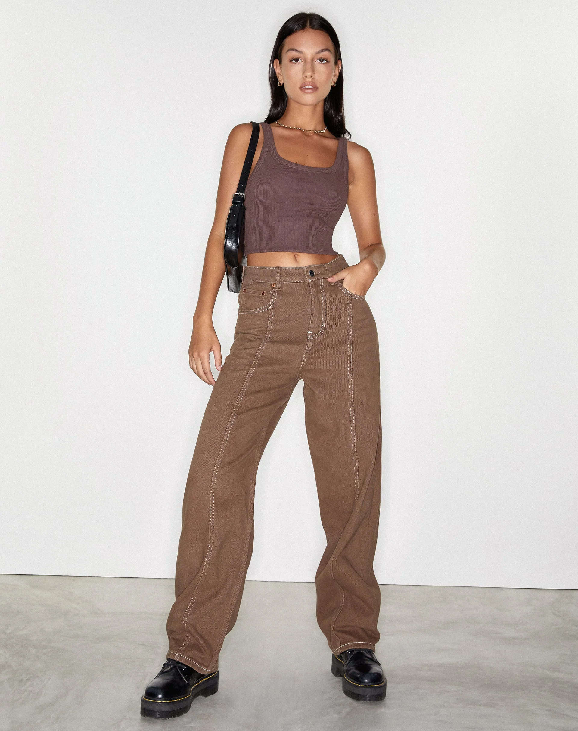 Nahtparallele Jeans in sattem Braun