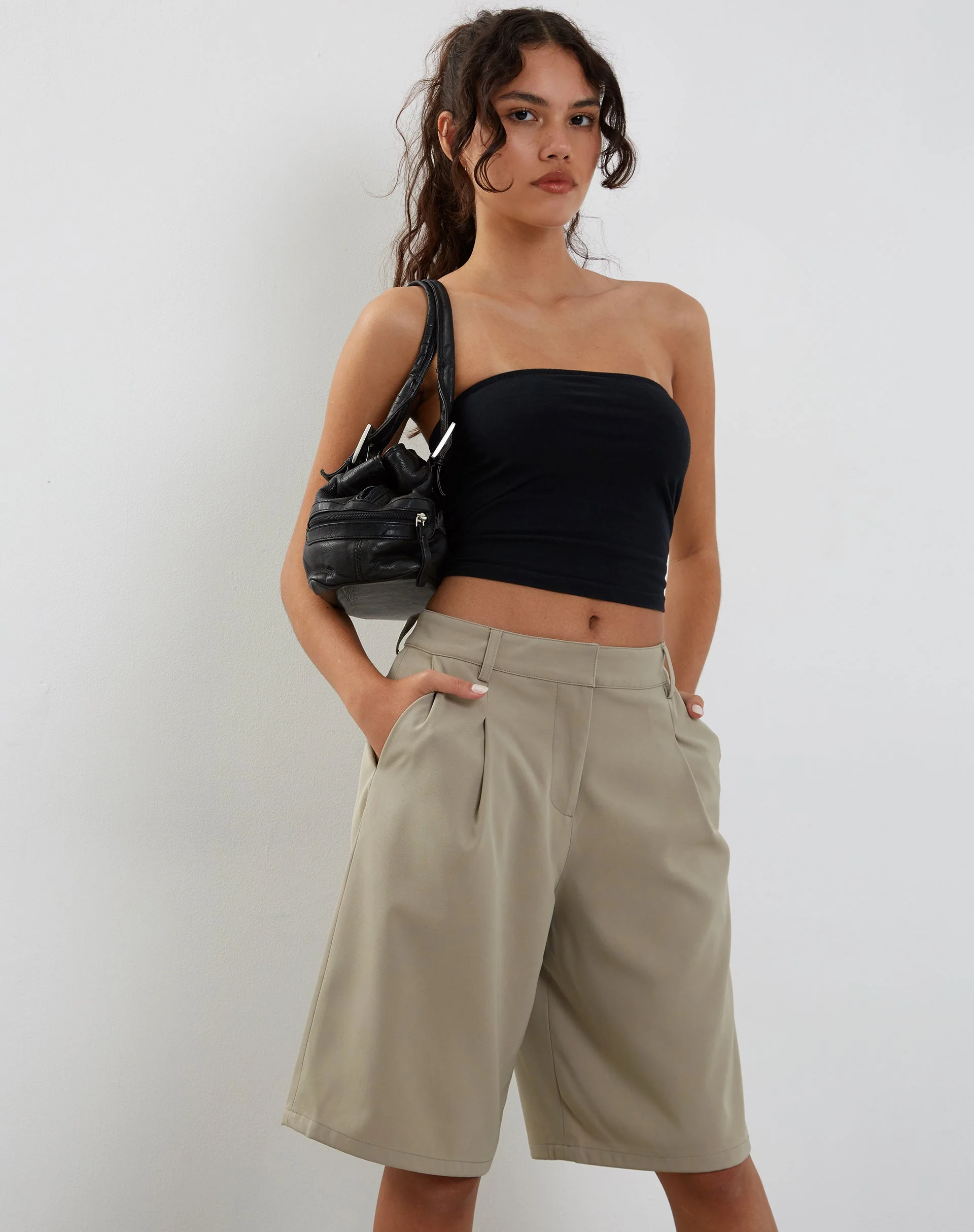 Setya Lange Linie Maßgeschneiderte Shorts in Taupe