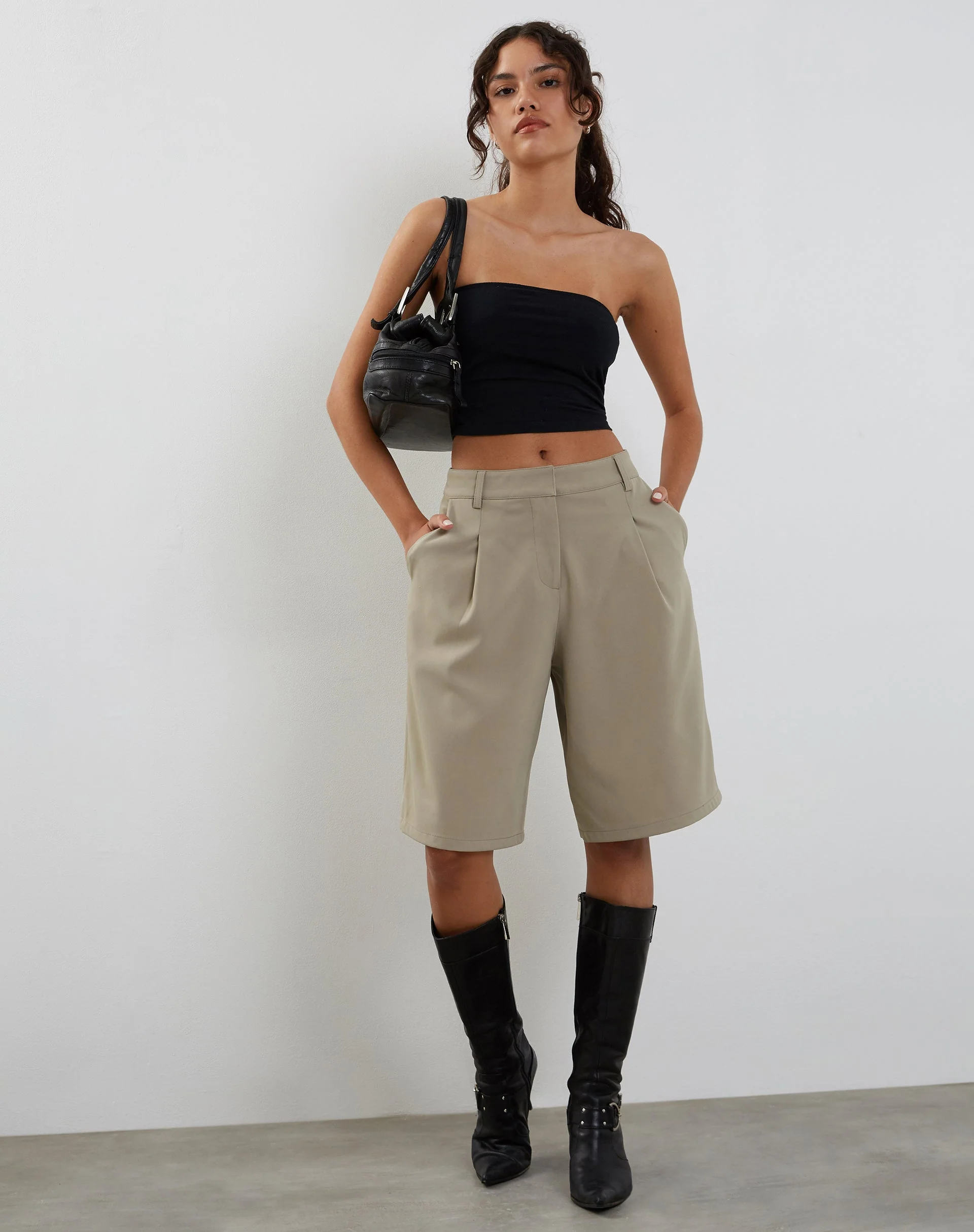 Setya Lange Linie Maßgeschneiderte Shorts in Taupe - Image 3