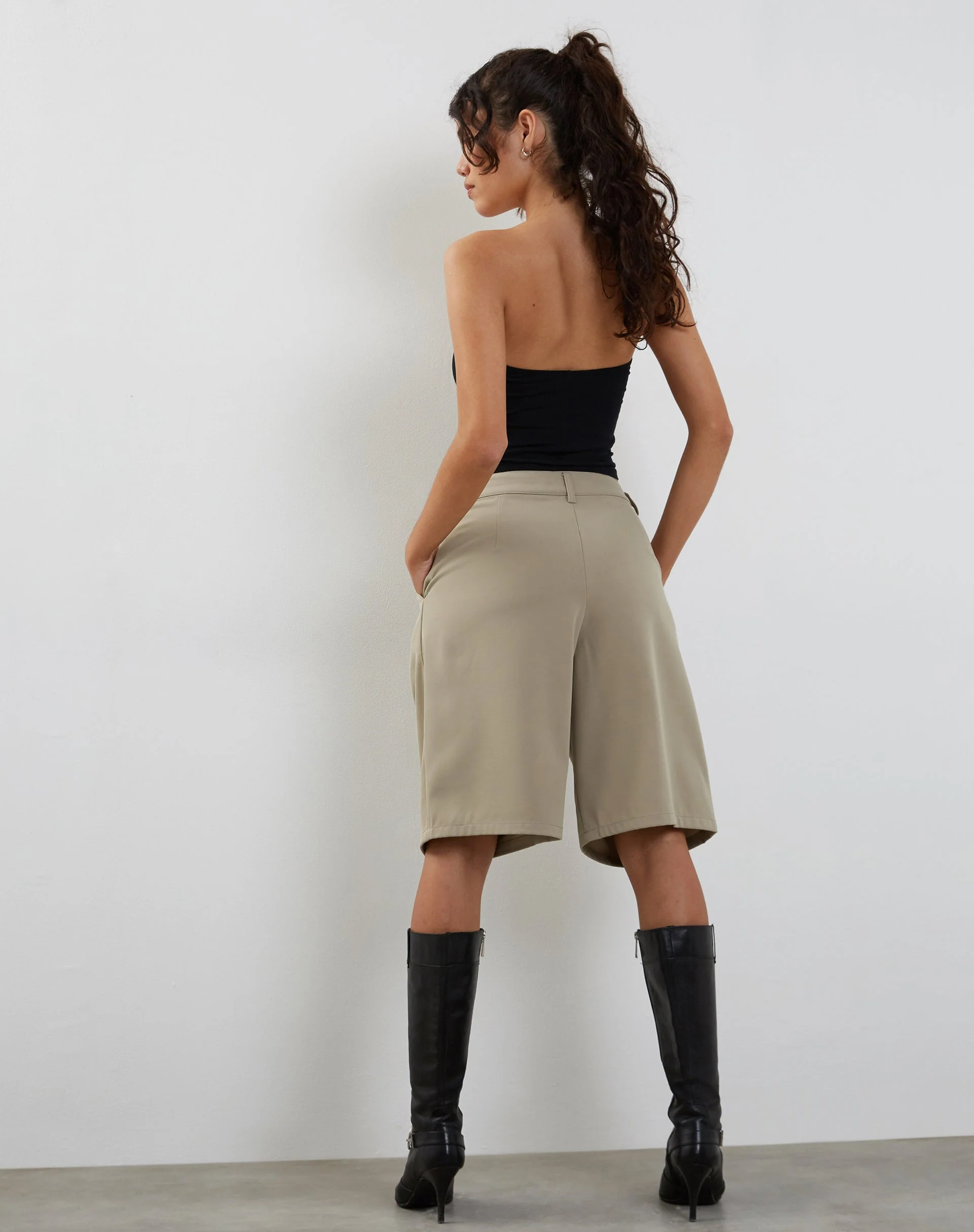 Setya Lange Linie Maßgeschneiderte Shorts in Taupe - Image 4