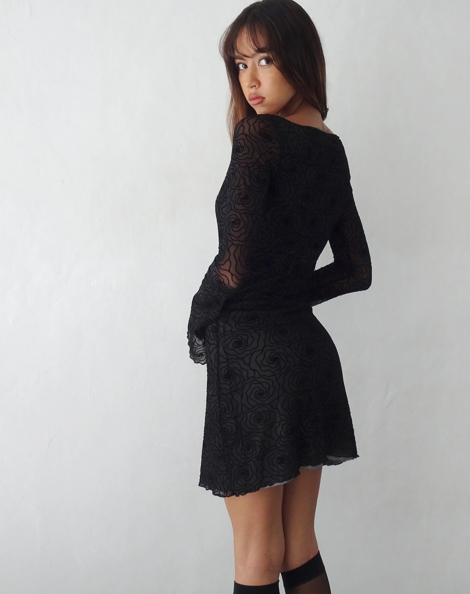 Sevila Langärmeliges Minikleid aus Mesh Schwarz Abstrakter Blumenflock - Image 7