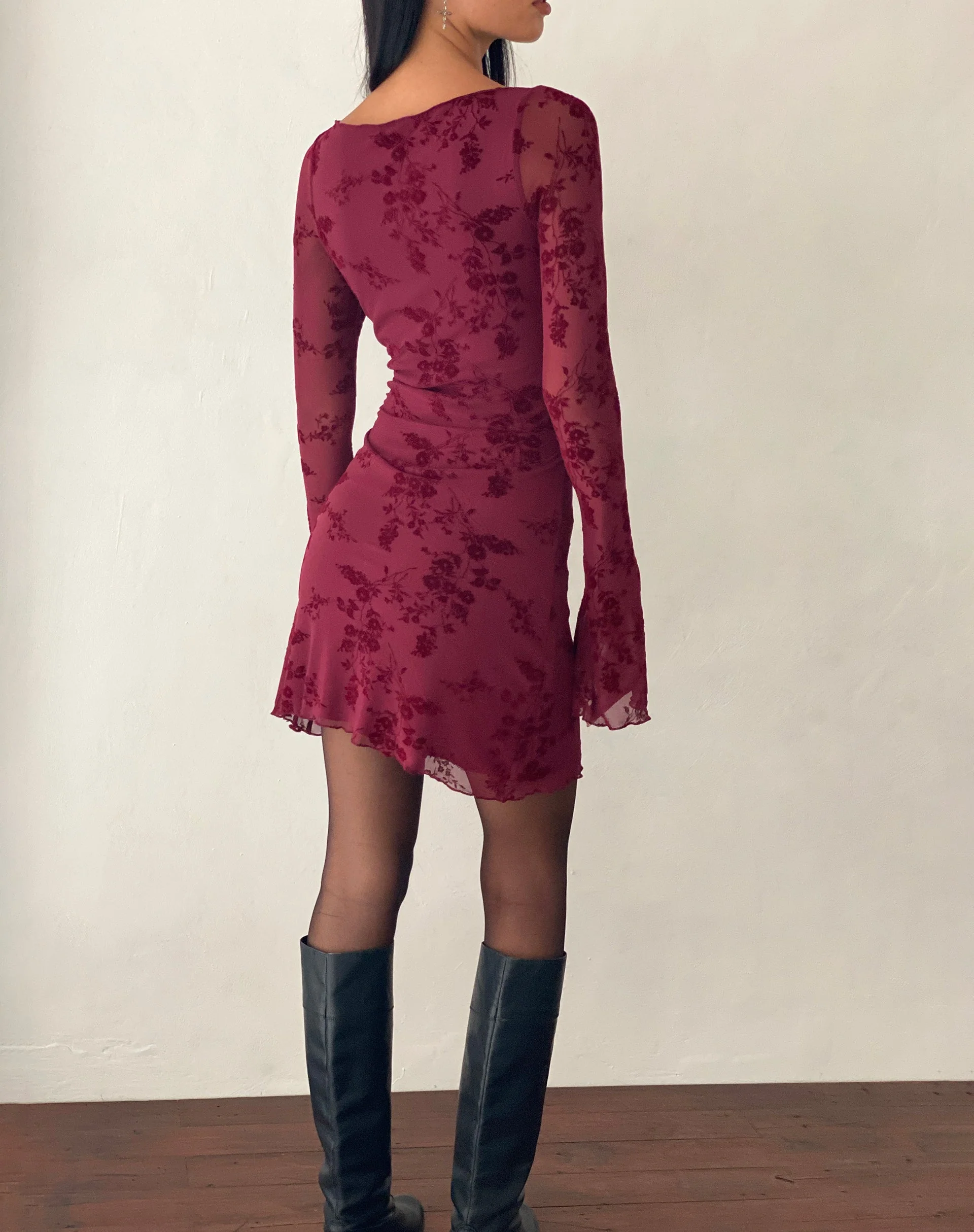 Sevila Langärmeliges Minikleid aus beflockter botanischer Blume Maroon - Image 4