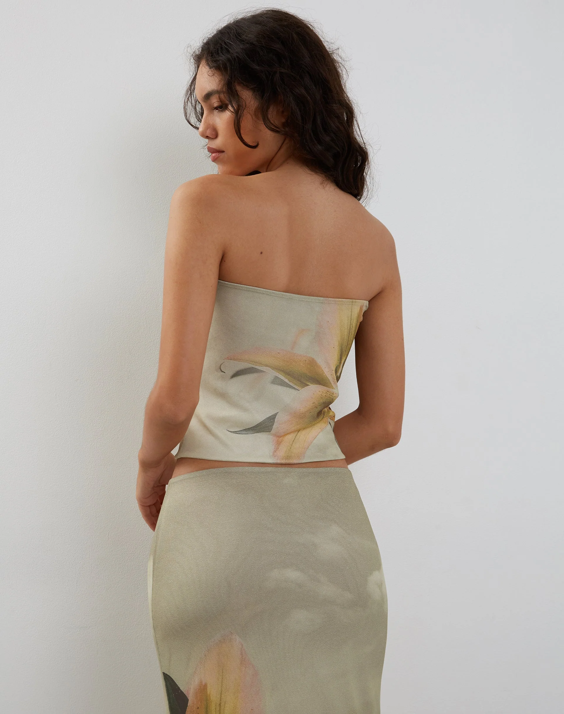 Shae Bandeau-Top mit gelbem Lilienprint - Image 3