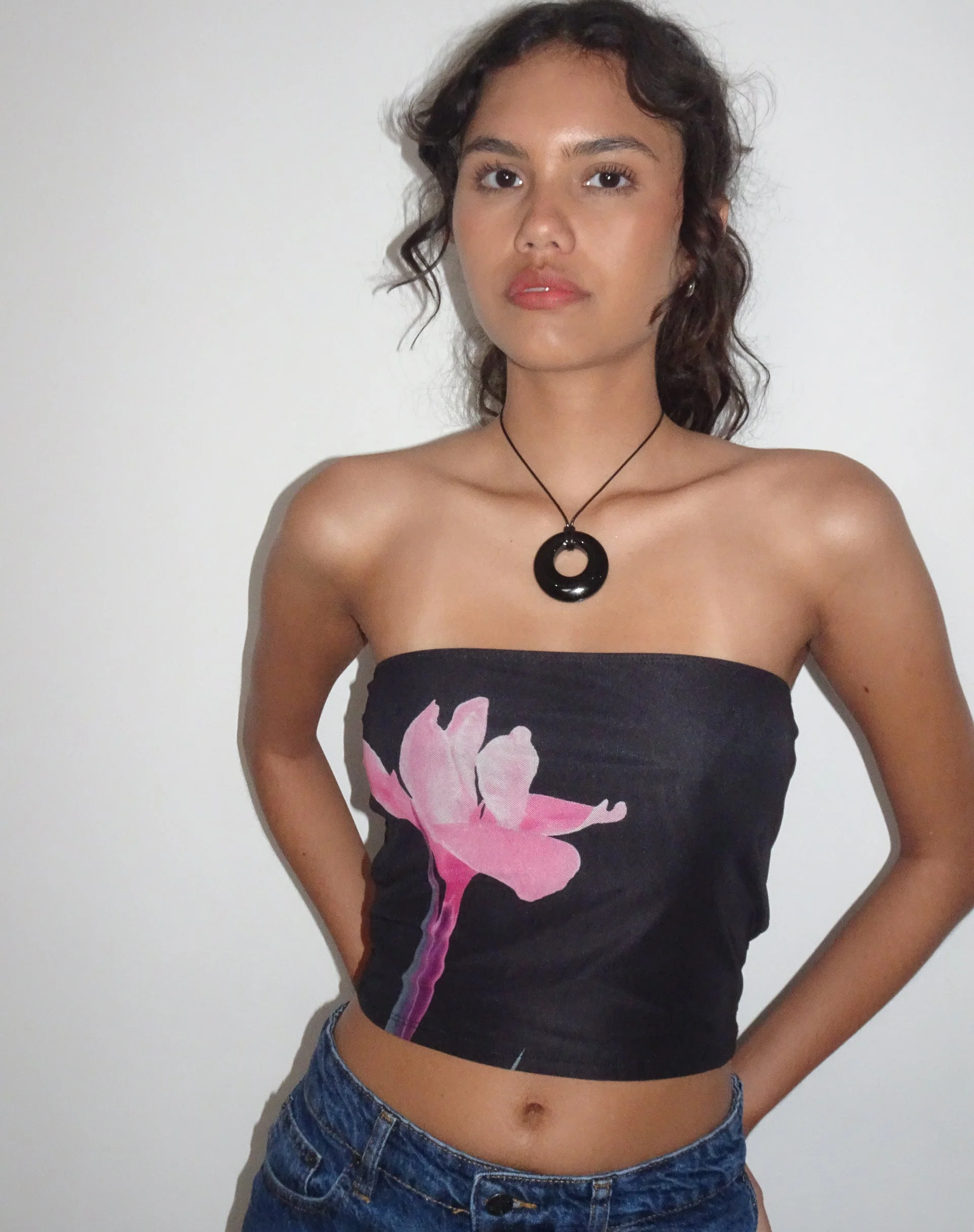 Shae Bandeau-Top in Schwarz mit rosa Blumenapplikation