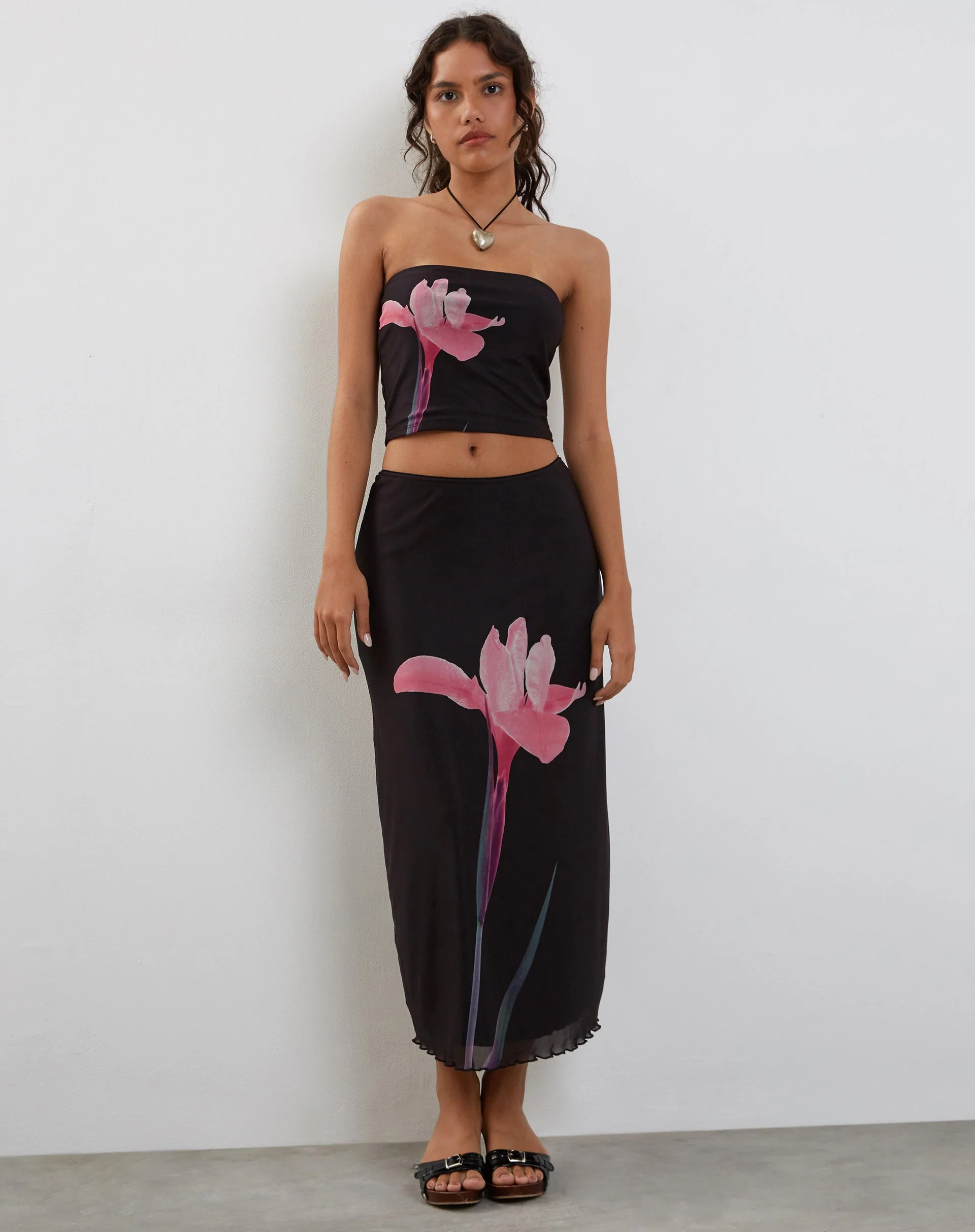 Shae Bandeau-Top in Schwarz mit rosa Blumenapplikation - Image 2