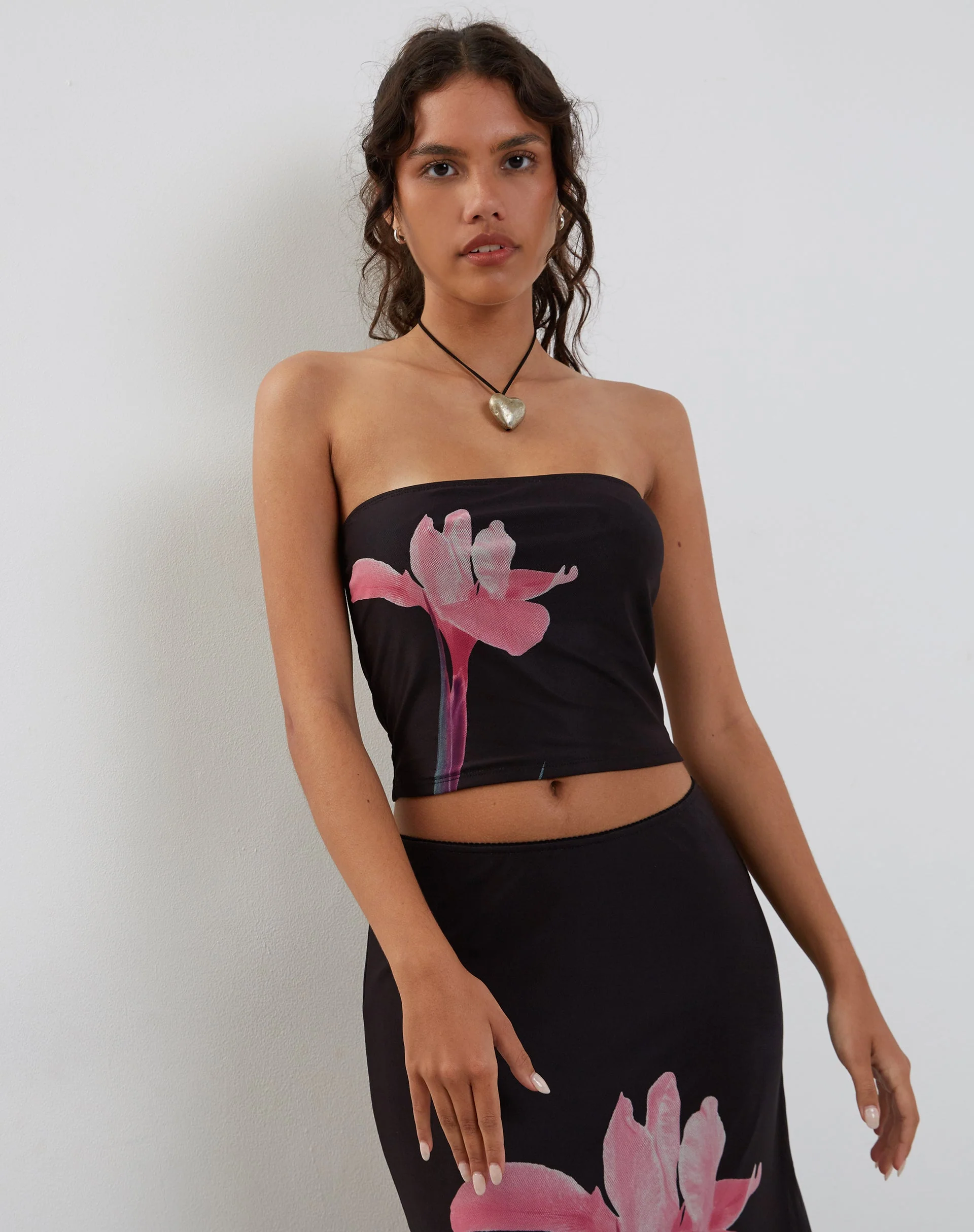 Shae Bandeau-Top in Schwarz mit rosa Blumenapplikation - Image 6