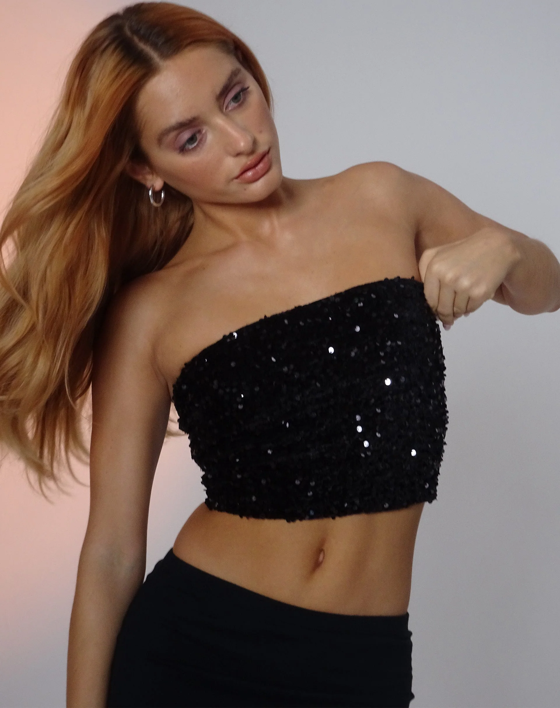 Shae Bandeau-Top aus Mini-Pailletten Schwarz