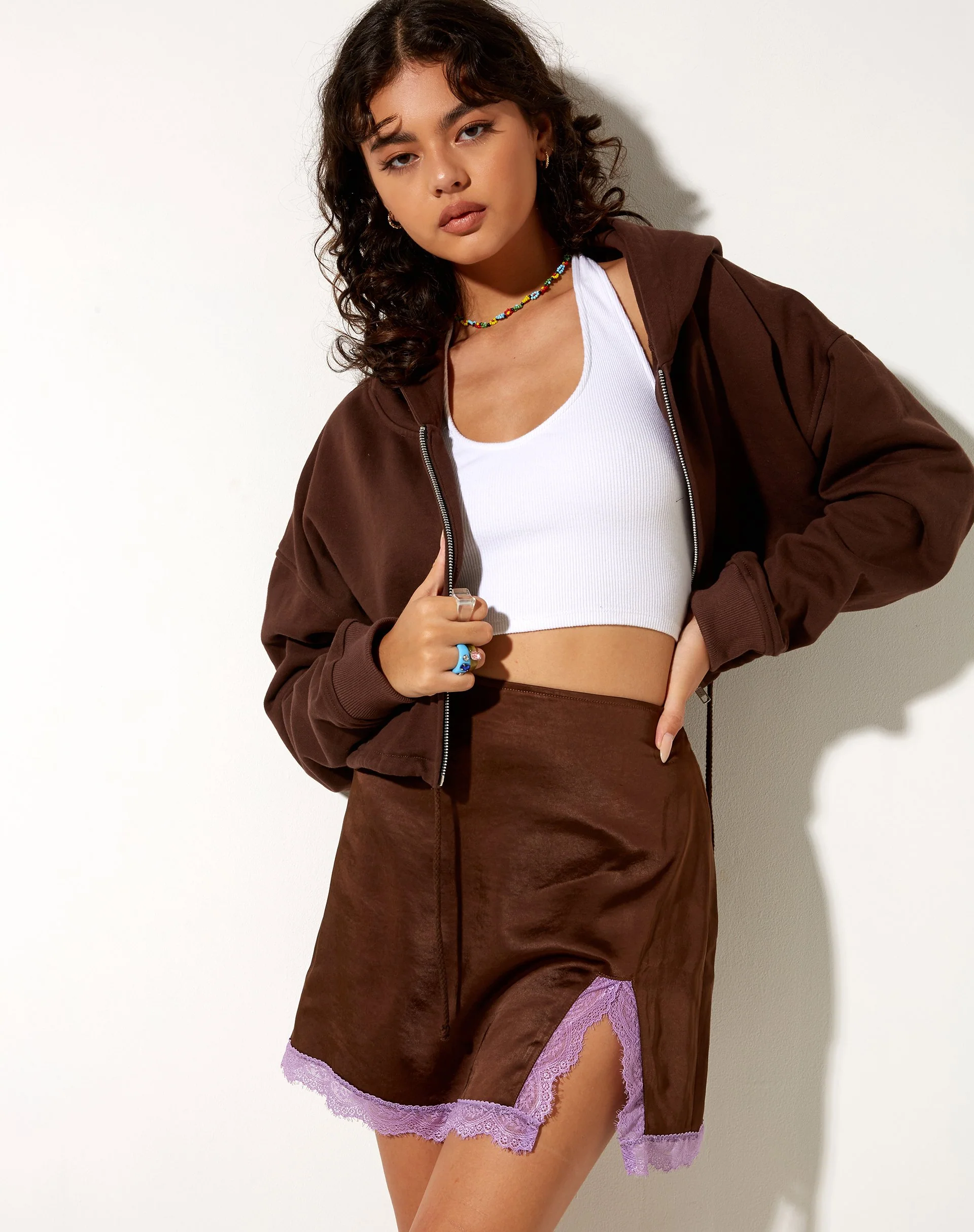 Shaena Minirock aus schokoladenbraunem Satin mit violetter Spitze - Image 4