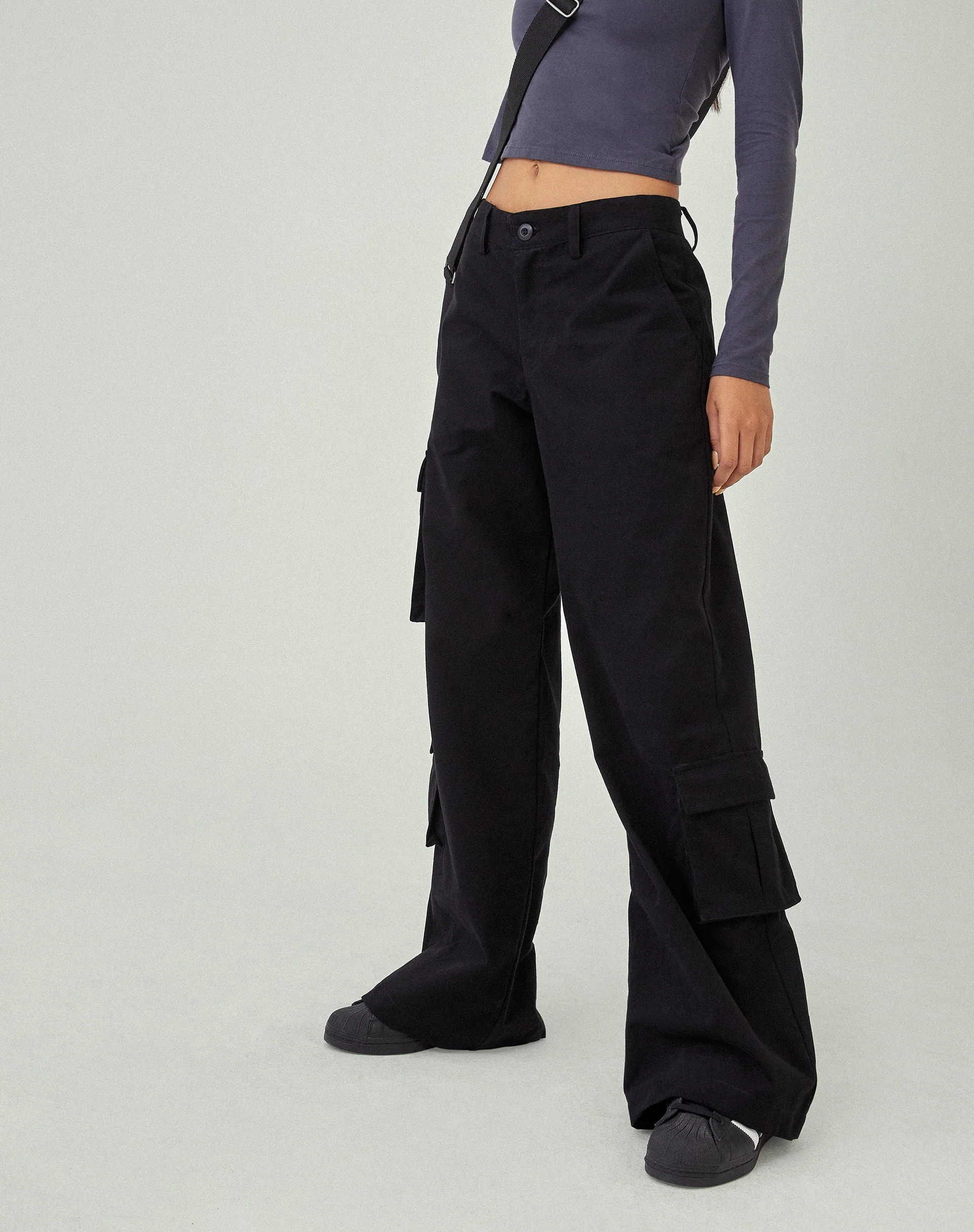 MOTEL X JACQUIE Shan Hose mit weitem Bein in Schwarz - Image 3
