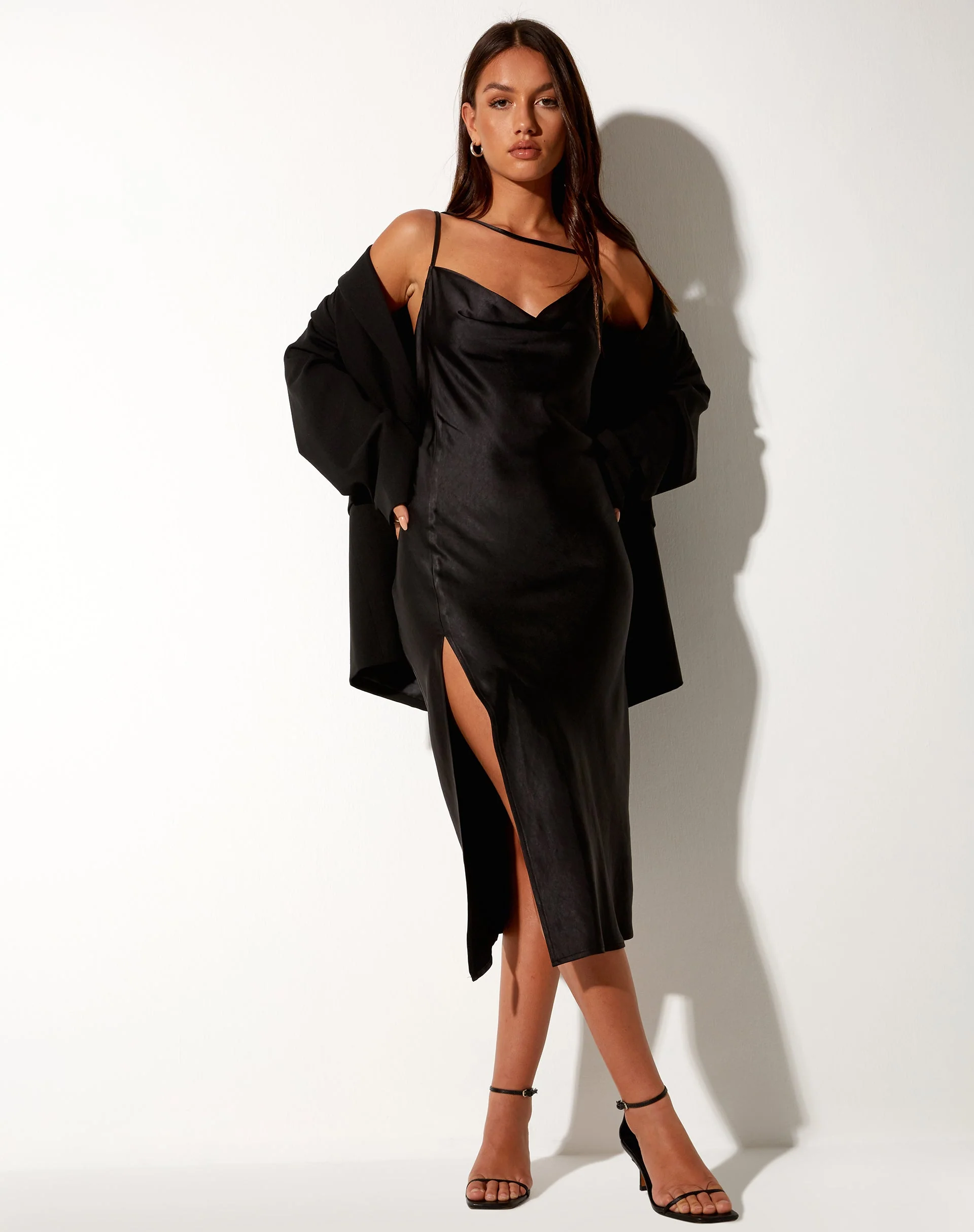Shantique Midikleid aus Satin Schwarz - Image 2