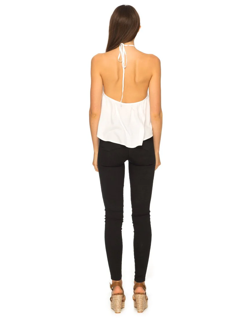 Shea Halter Swing Crop Top in Weiß - Image 3