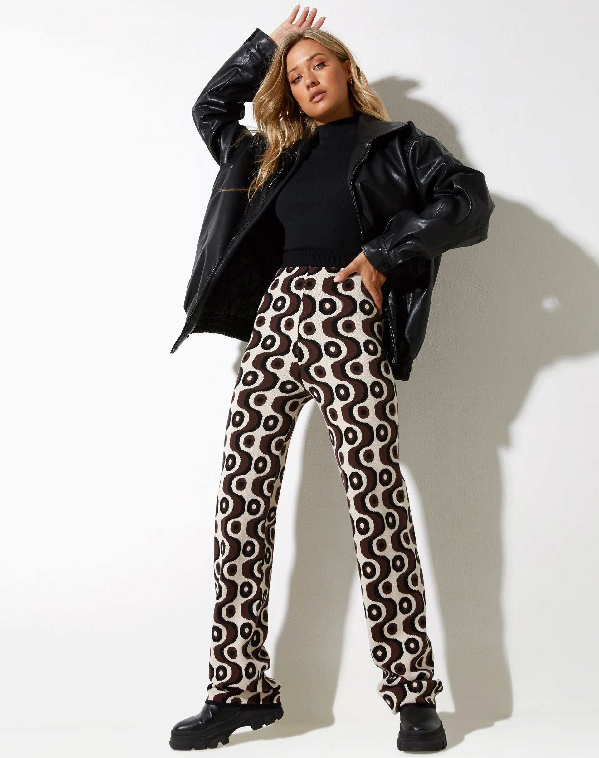 Sheba Hose mit weitem Bein in Wavy Geo Ivory Braun und Schwarz - Image 3