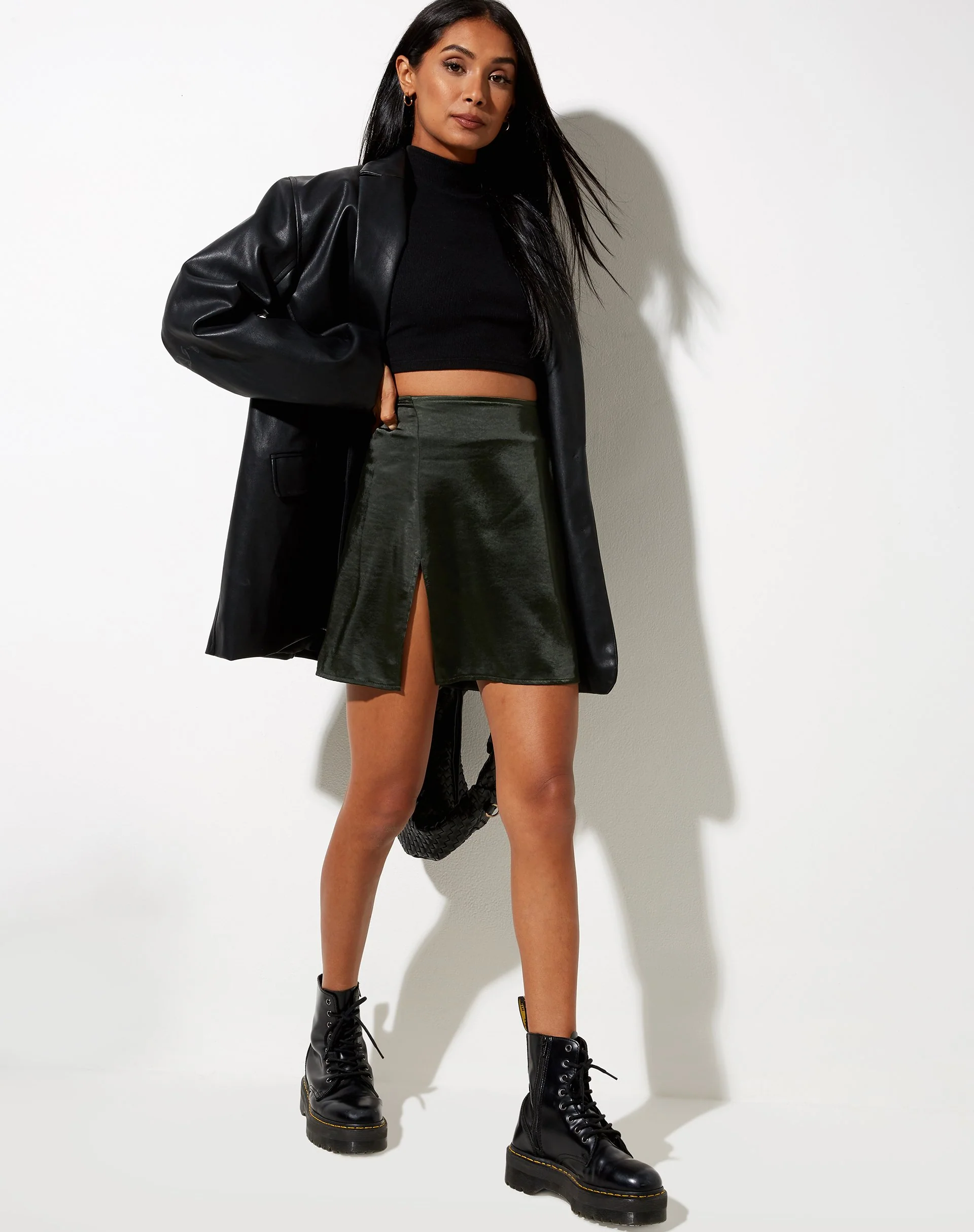 Shenka Minirock aus Satin Dunkel-Khaki - Image 2