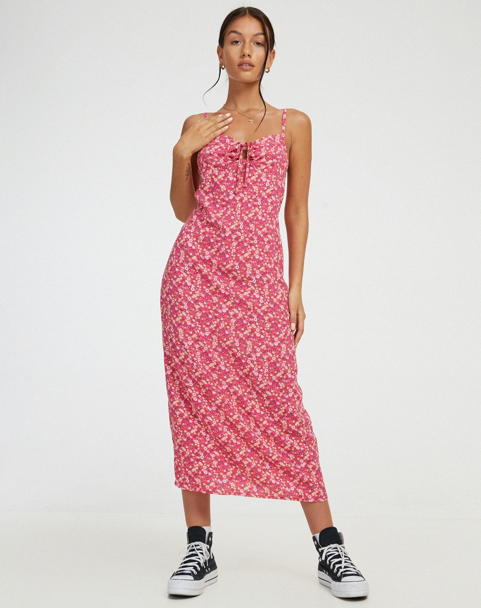 Shiori Midikleid in Rosa mit Zickzack-Blumenmuster
