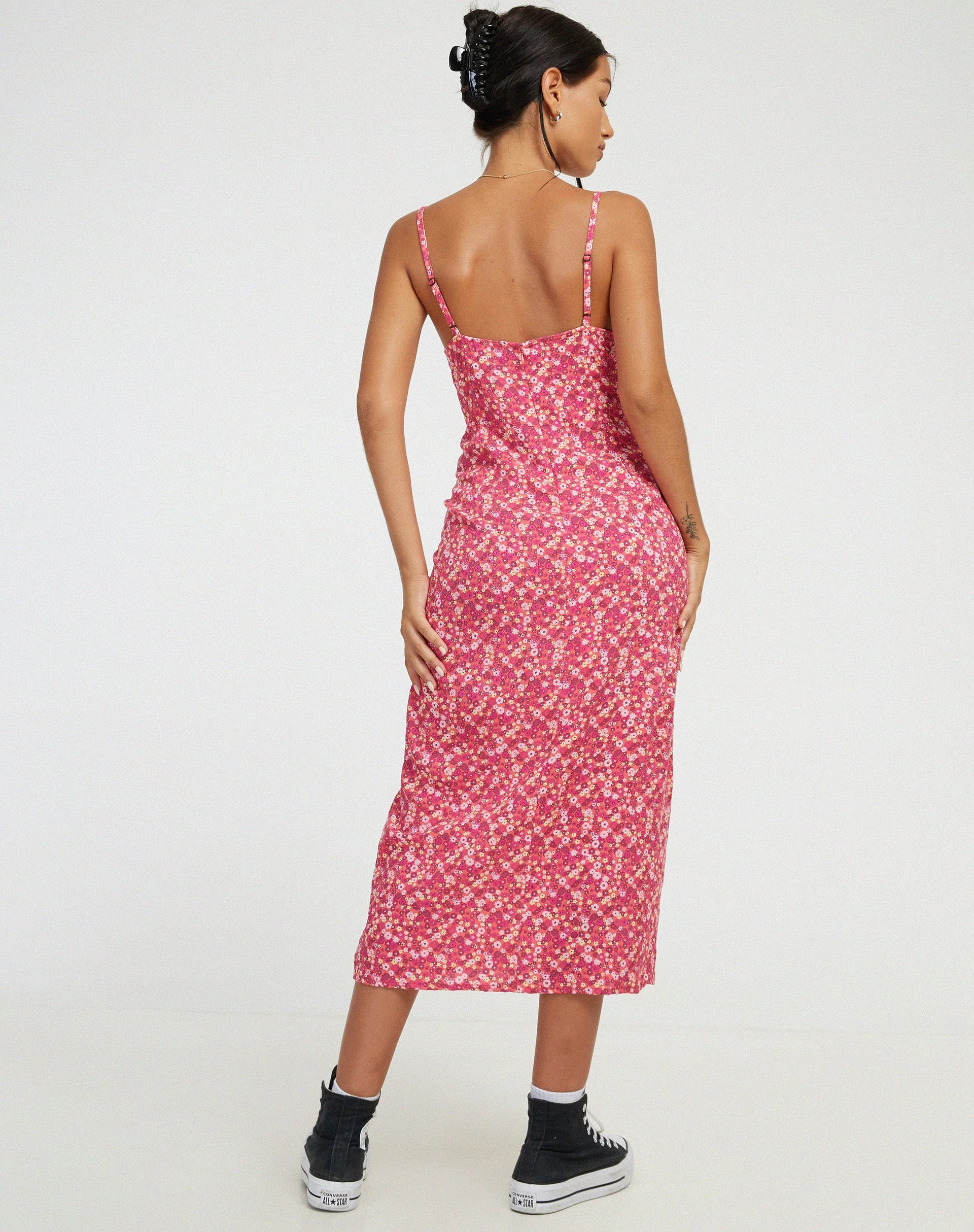 Shiori Midikleid in Rosa mit Zickzack-Blumenmuster - Image 2