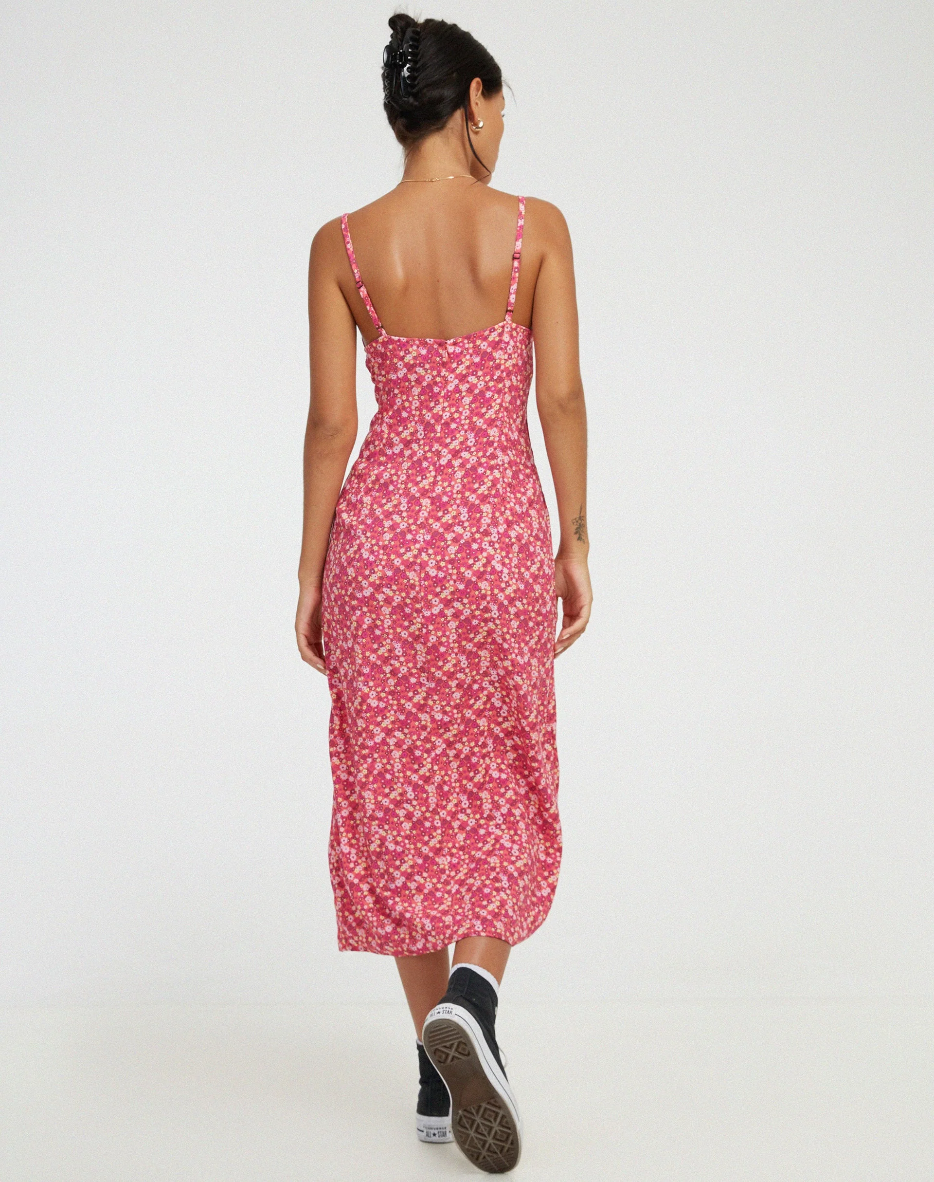 Shiori Midikleid in Rosa mit Zickzack-Blumenmuster - Image 4
