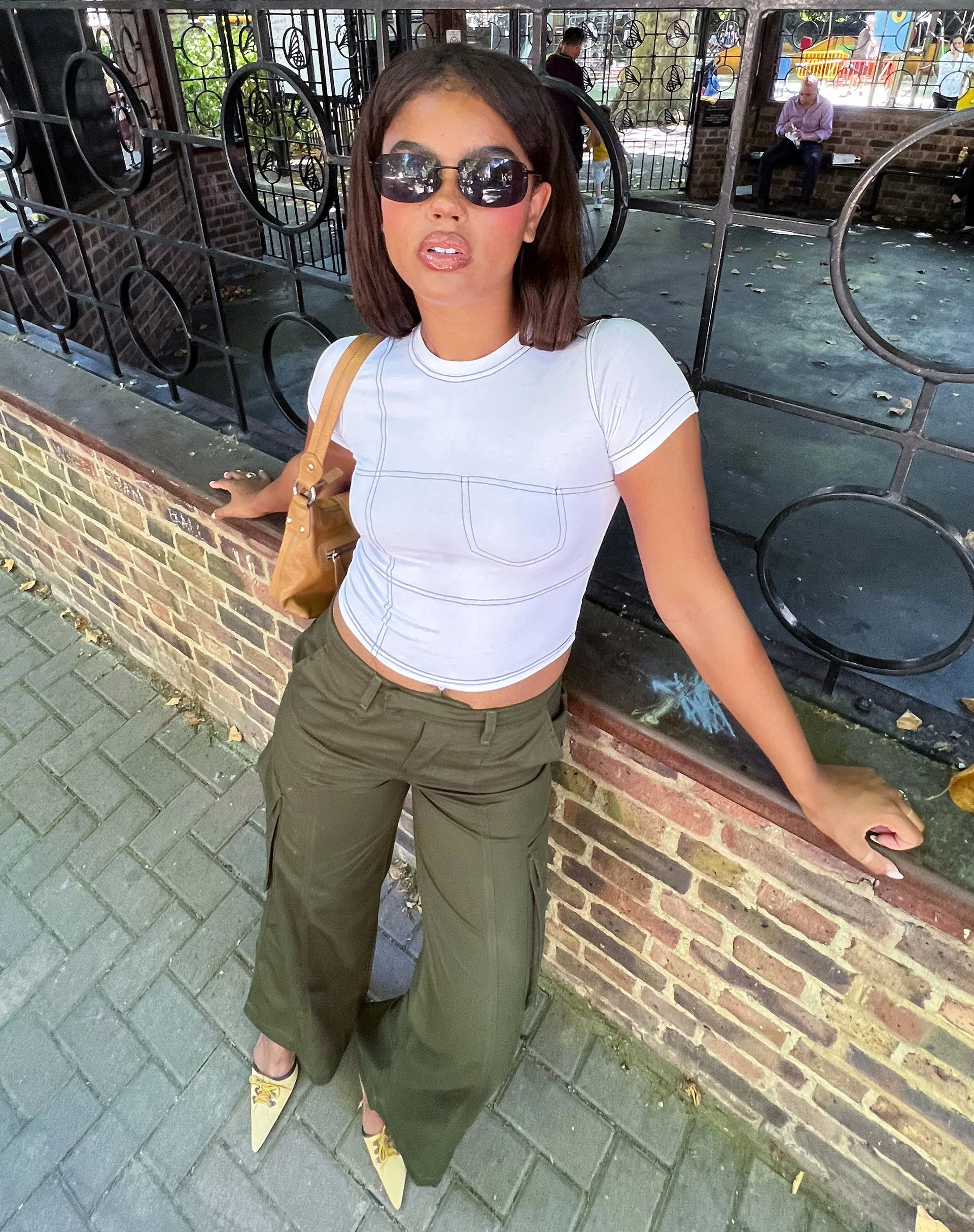Shyla Cropped Tee in Weiß mit schwarzer Naht