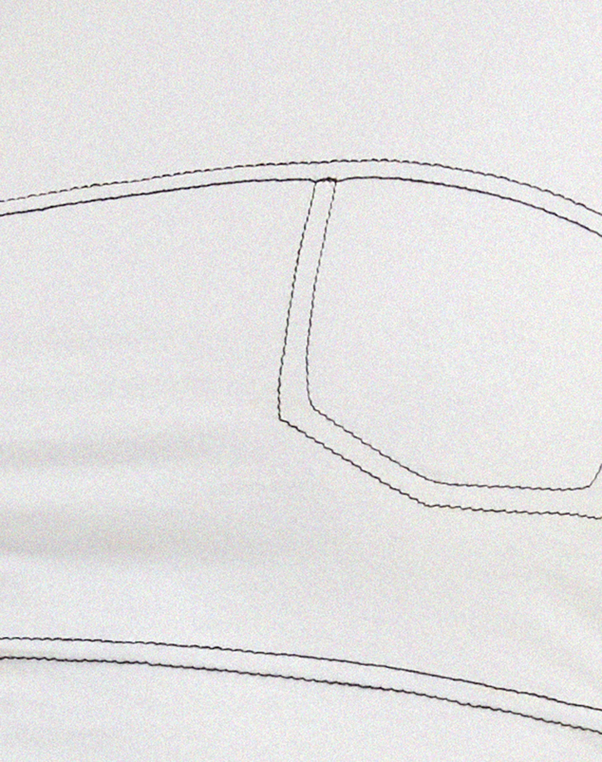 Shyla Cropped Tee in Weiß mit schwarzer Naht - Image 7