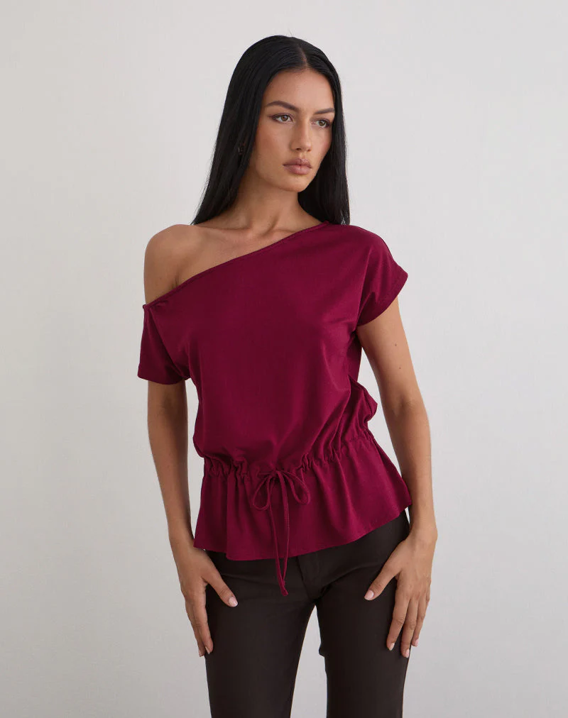 Sika One Shoulder Top in Burgunderrot mit Bindegürtel