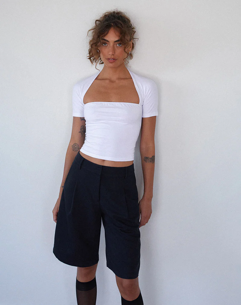 Sintya Taillierte Capri-Shorts in Marineblau - Image 2