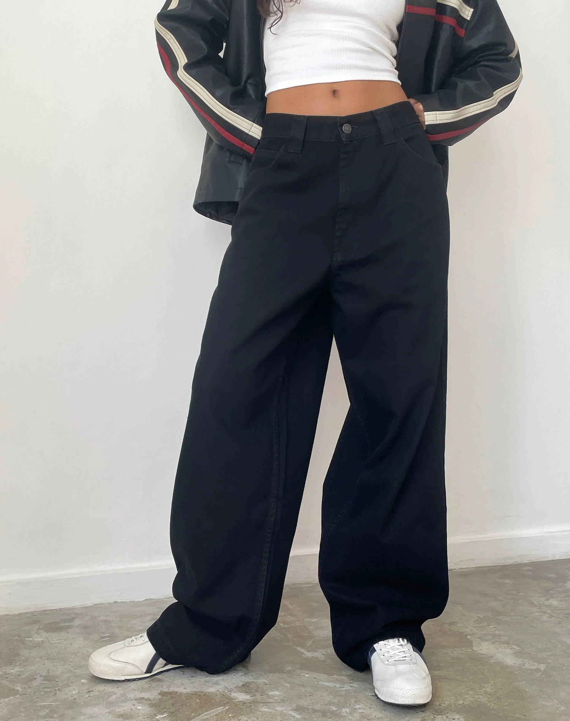 Skater-Jeans mit niedrigem Rise in Rinse Schwarz