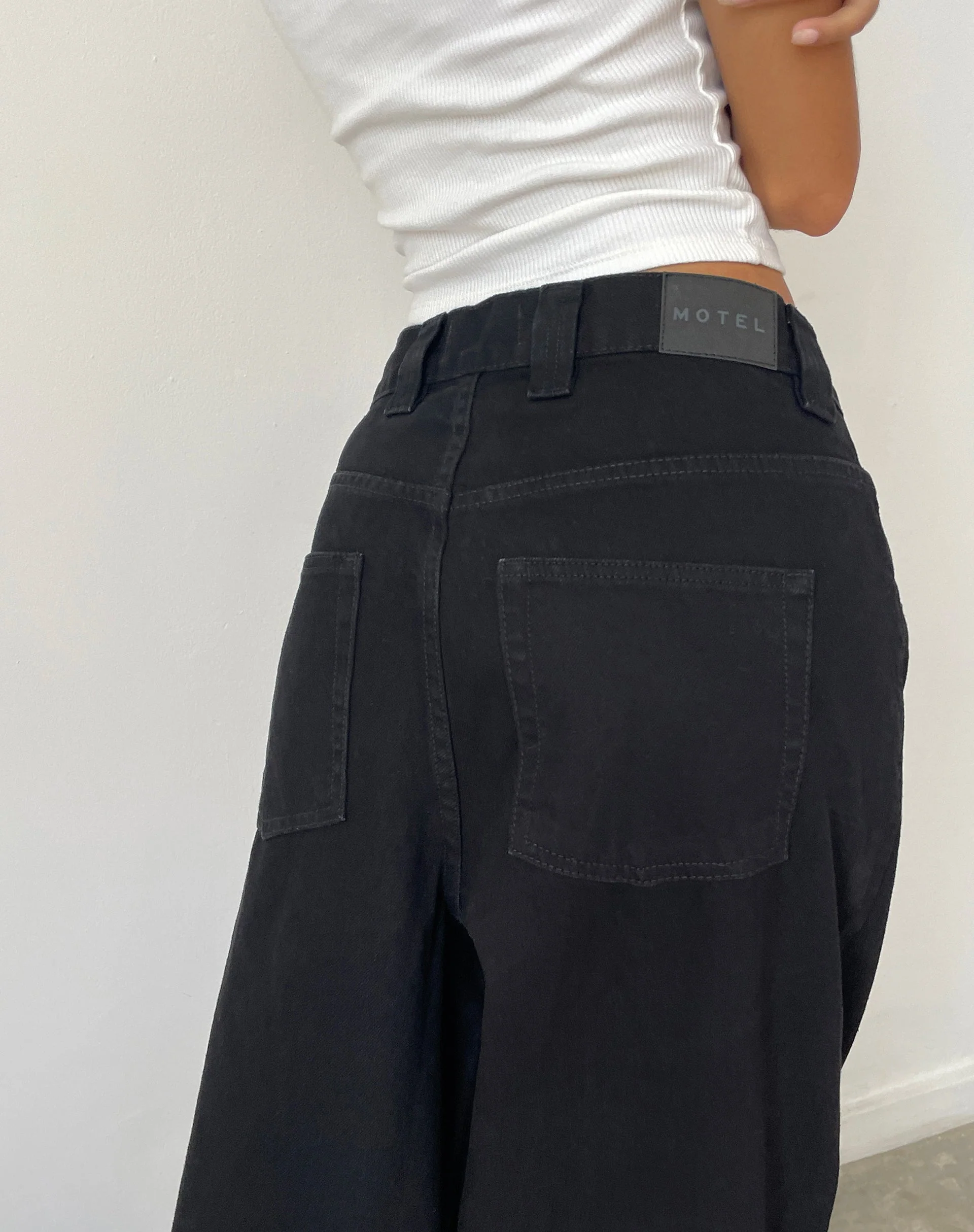 Skater-Jeans mit niedrigem Rise in Rinse Schwarz - Image 2