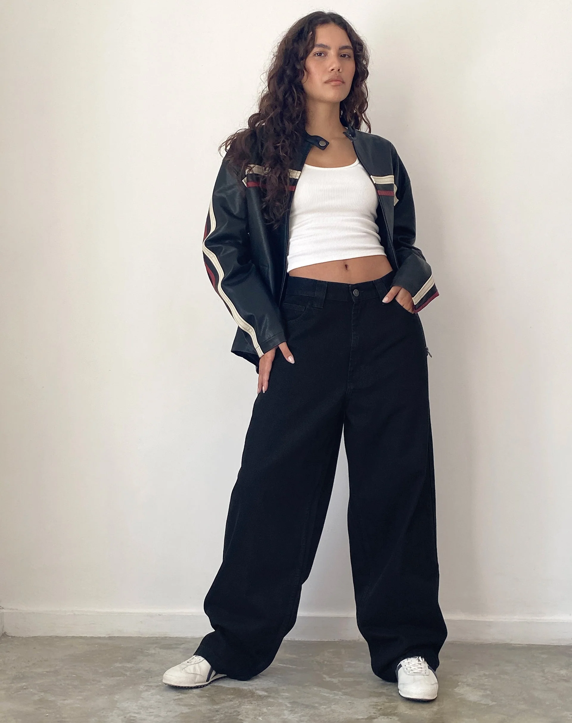 Skater-Jeans mit niedrigem Rise in Rinse Schwarz - Image 3