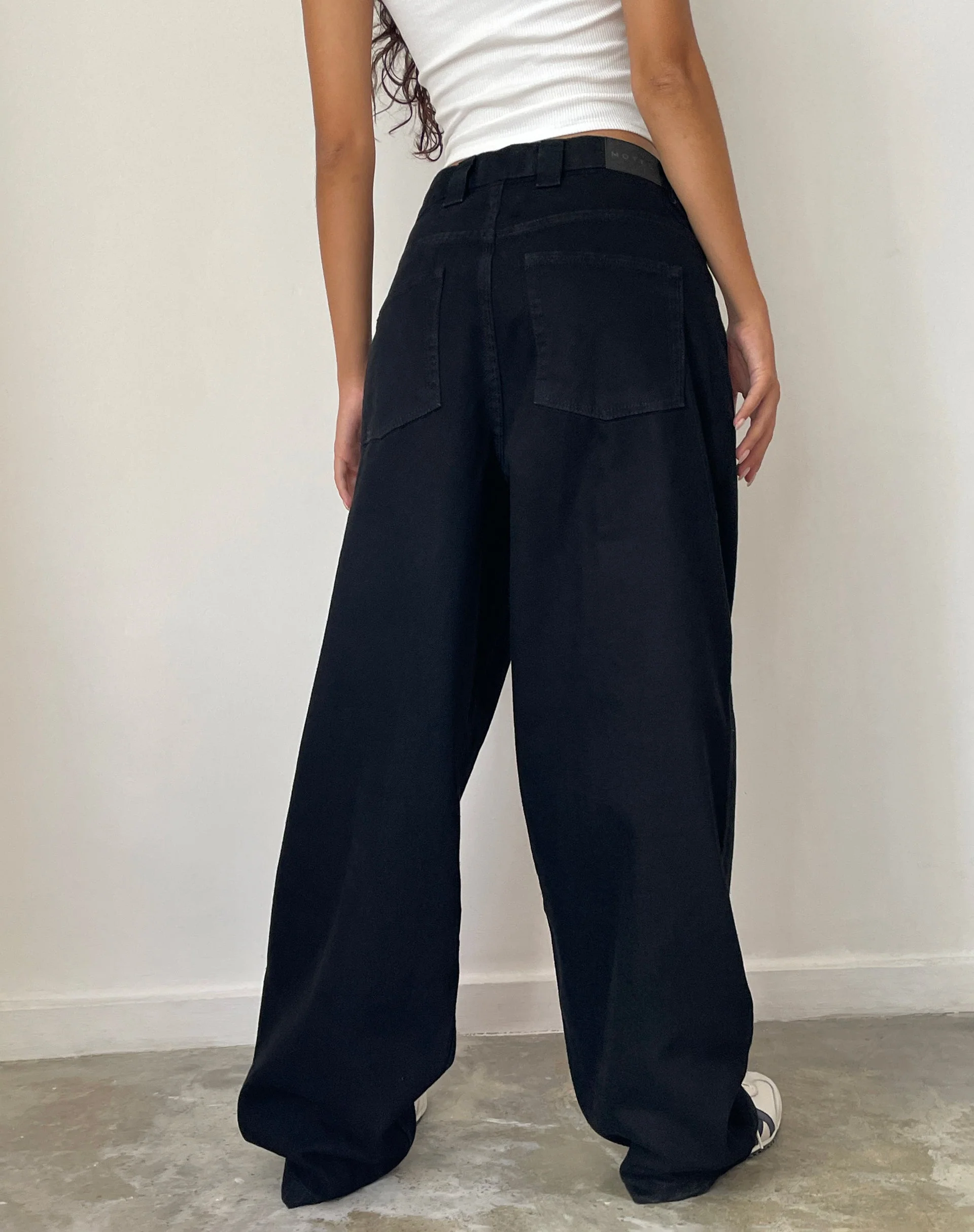 Skater-Jeans mit niedrigem Rise in Rinse Schwarz - Image 4