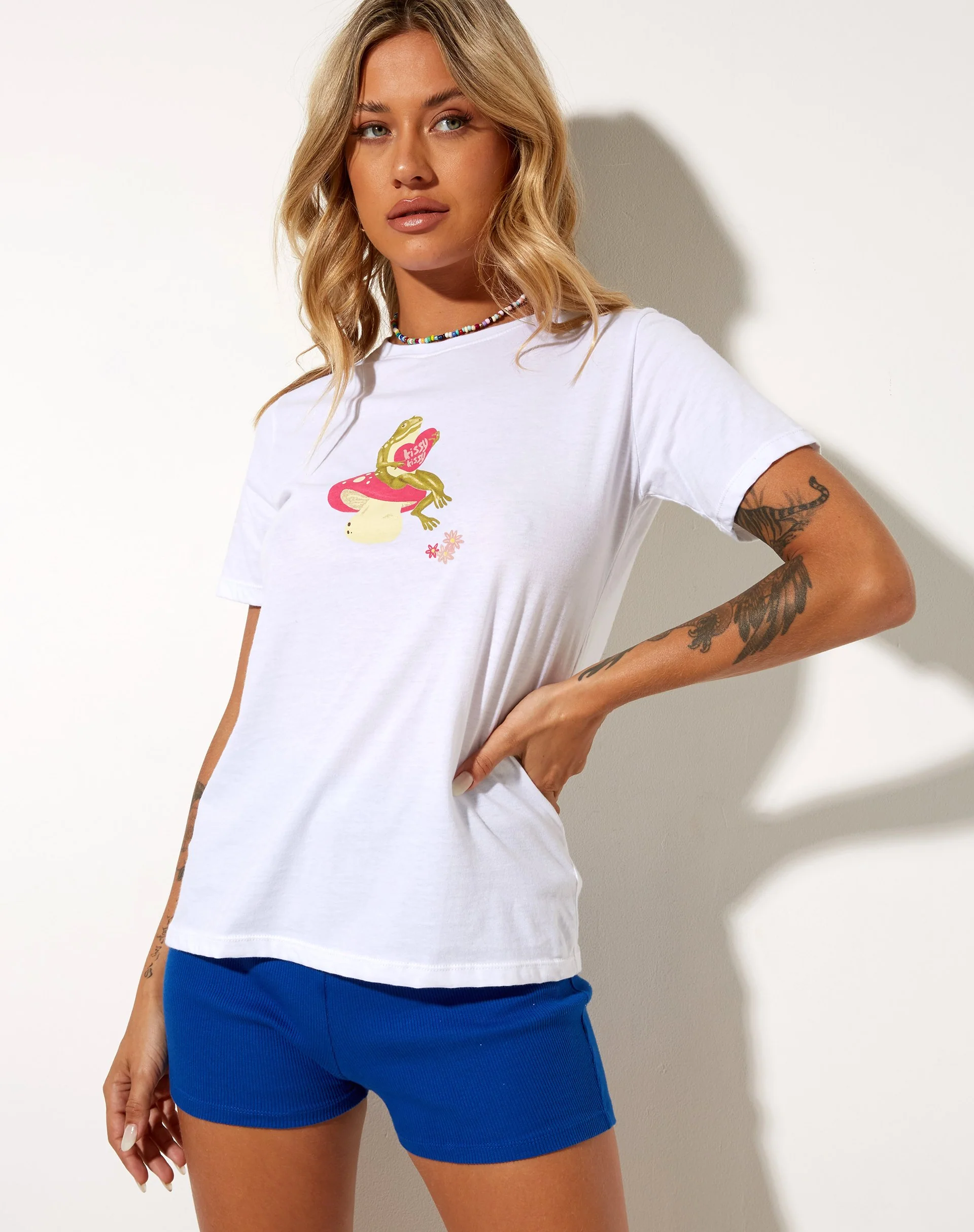 Slim Fit Tee in Weiß Küssender Frosch - Image 4