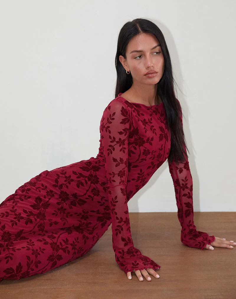 Slokya Langärmeliges Maxikleid in Vine Floral Flock Cherry - Image 2