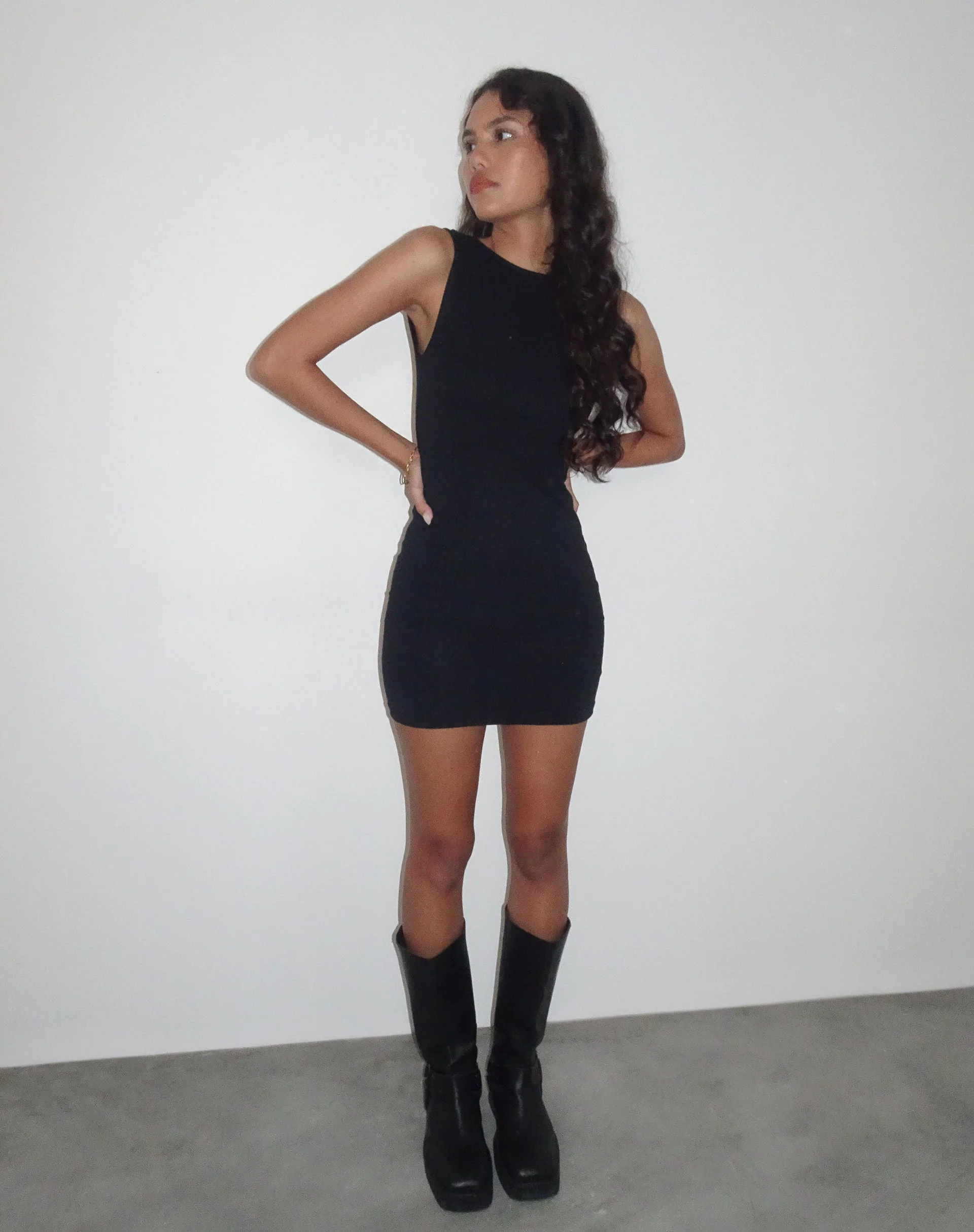 Slony Minikleid mit tiefem Rücken aus schwarzem Lycra - Image 4