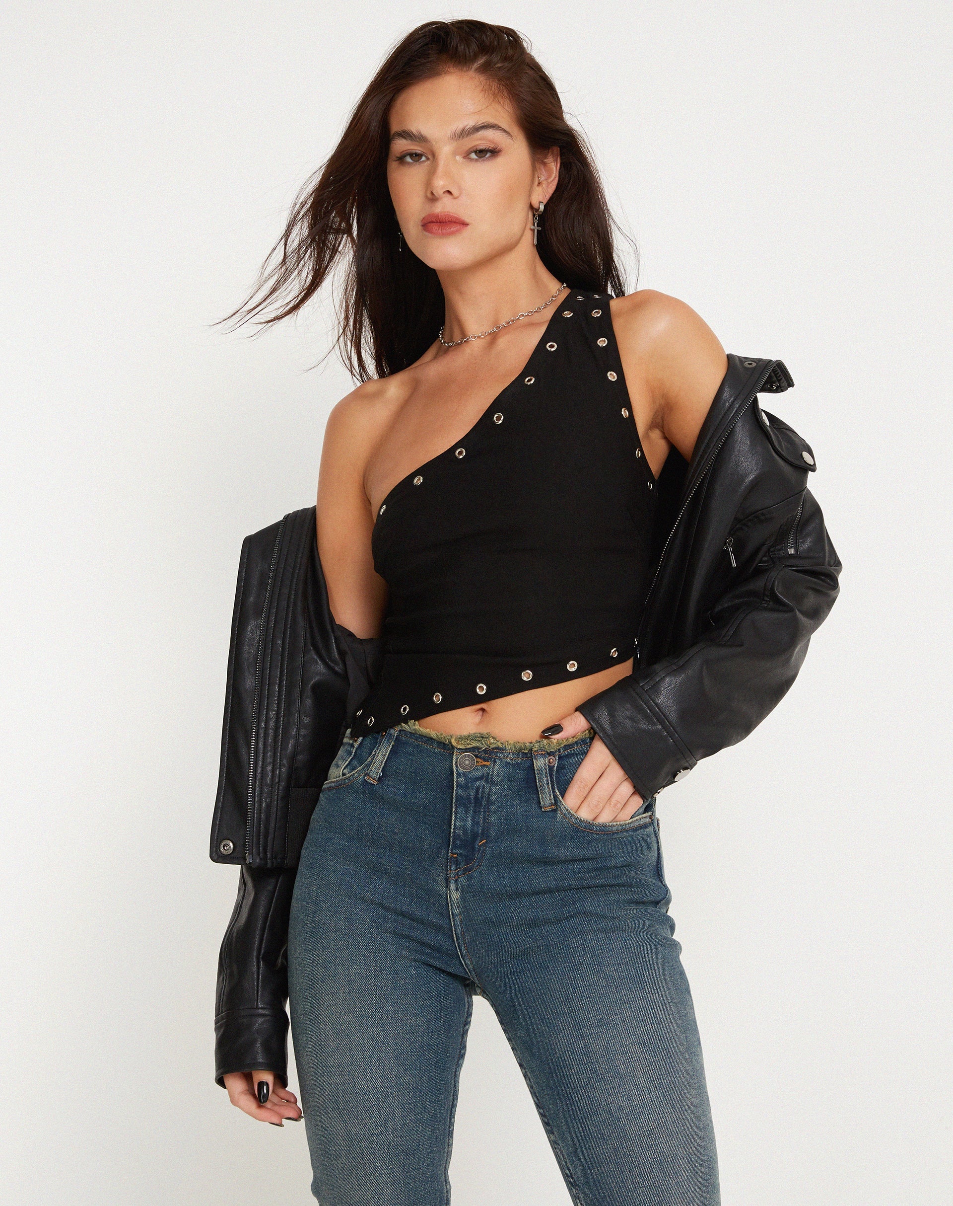 Soyuna Asymmetrisches Crop-Top in Schwarz mit Ösen - Image 2