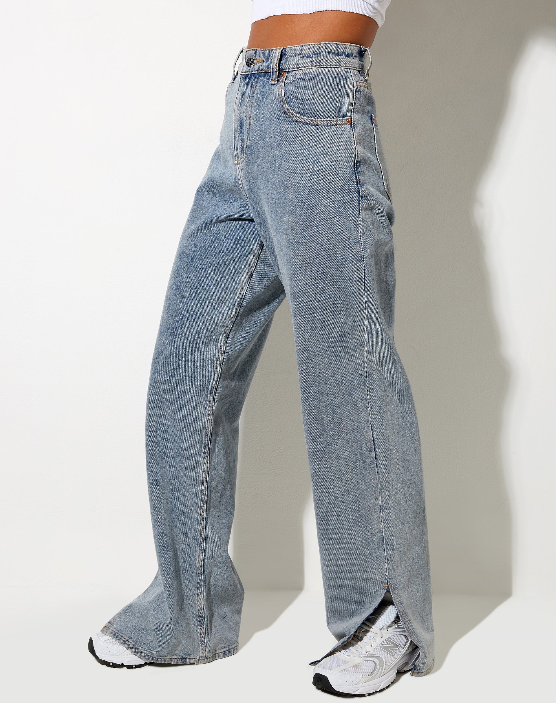 Split Parallel Jeans in hellblauer Waschung - Image 2