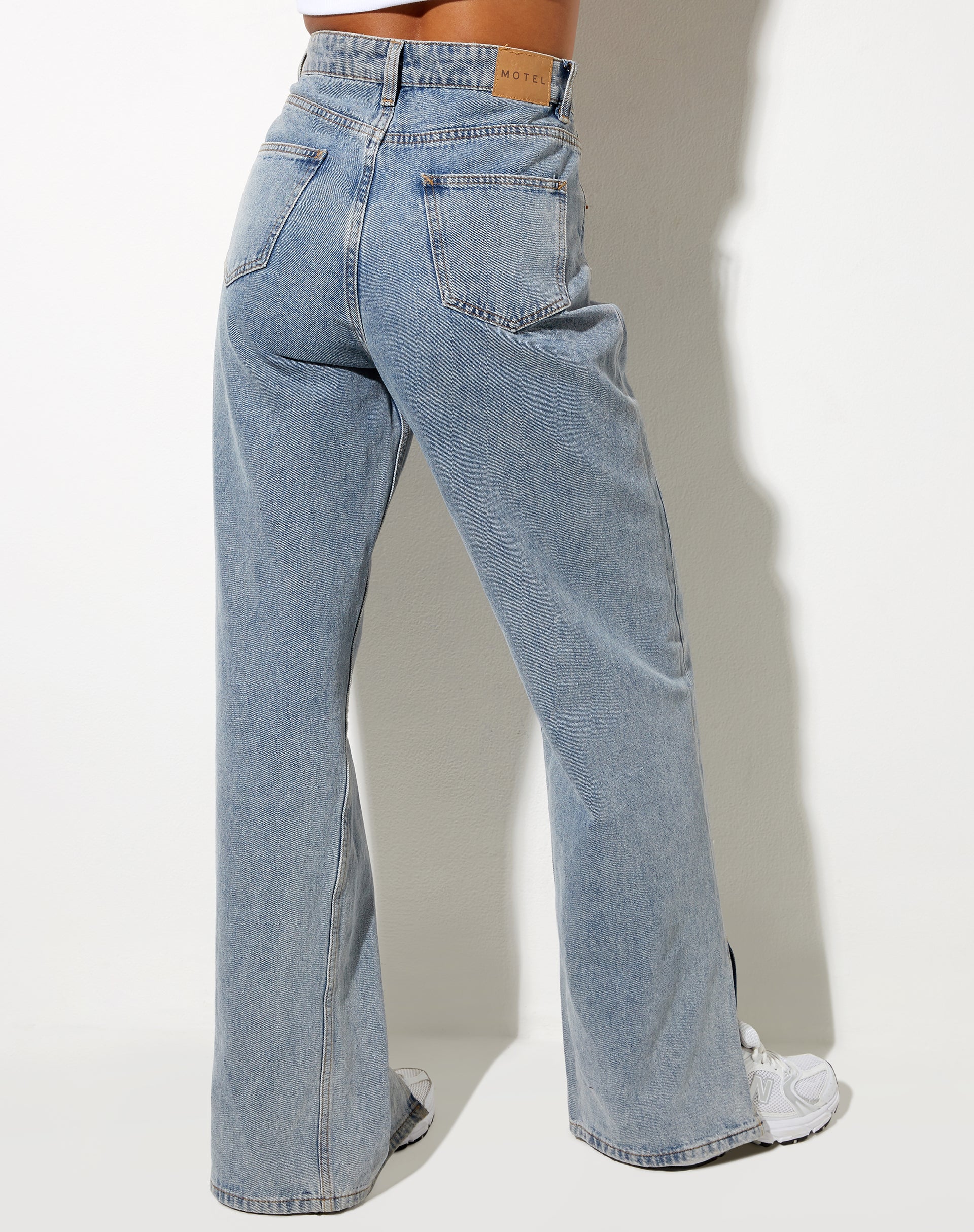 Split Parallel Jeans in hellblauer Waschung - Image 4