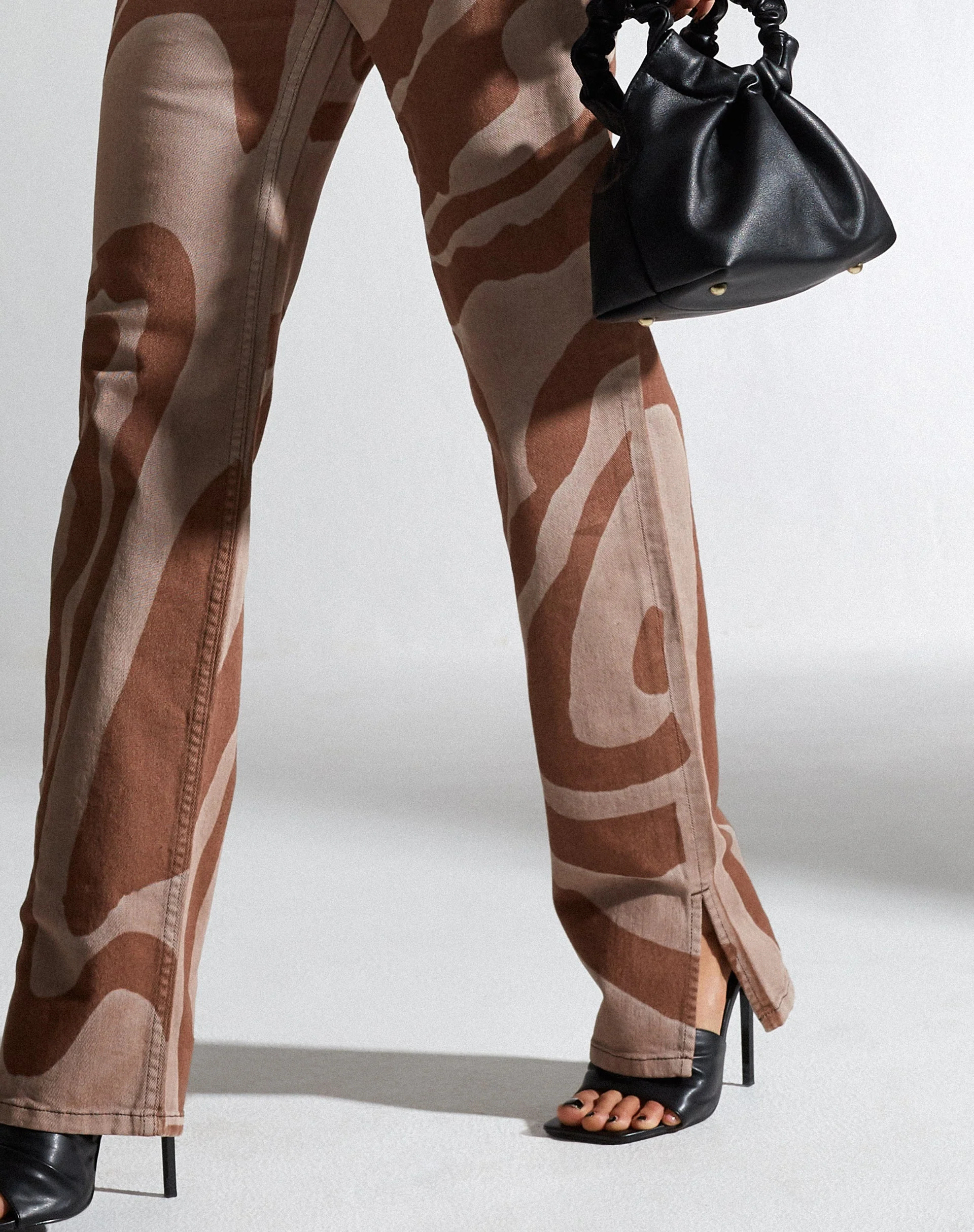 Straight Leg Jeans in Laser Swirl Braun - Image 5