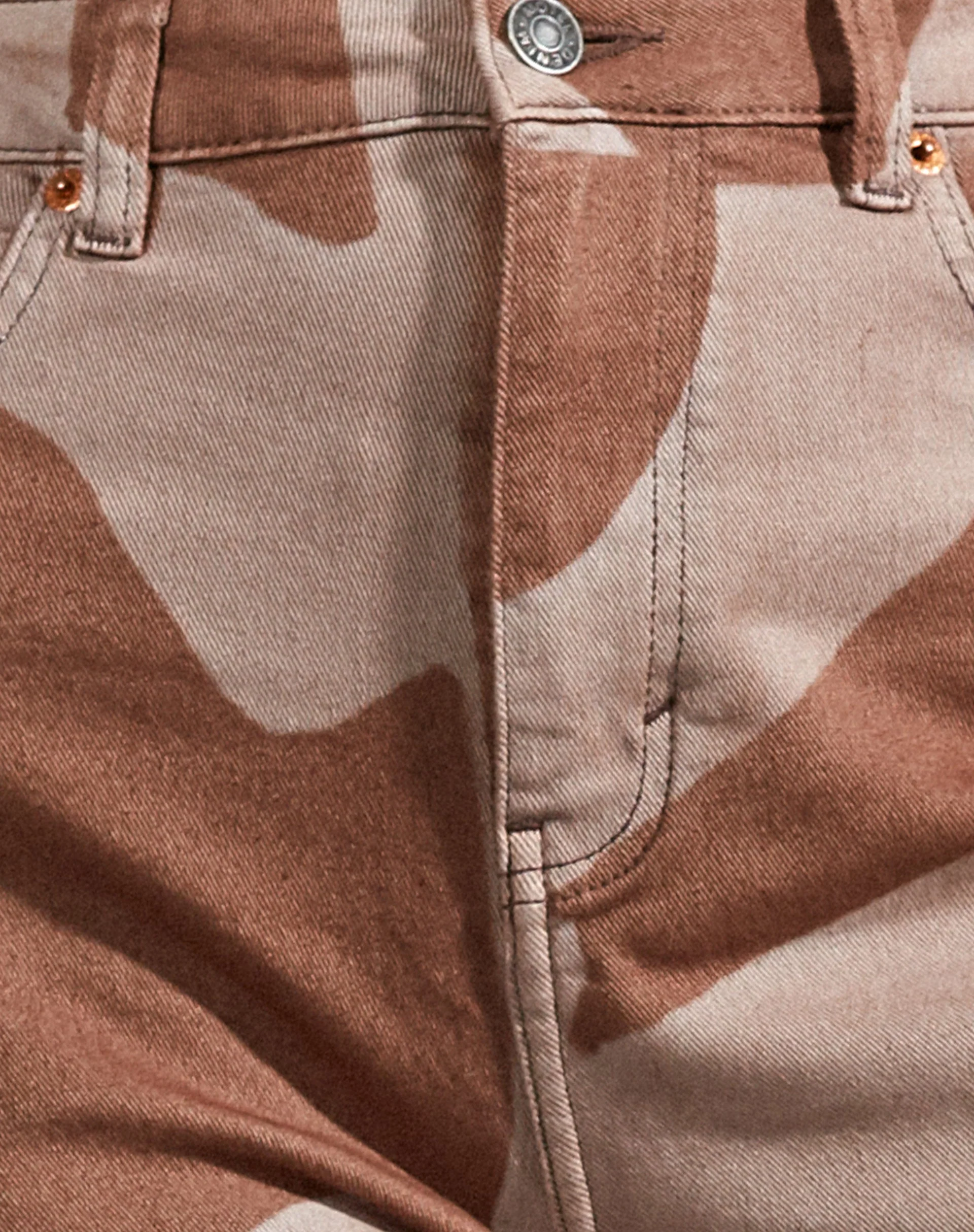 Straight Leg Jeans in Laser Swirl Braun - Image 8