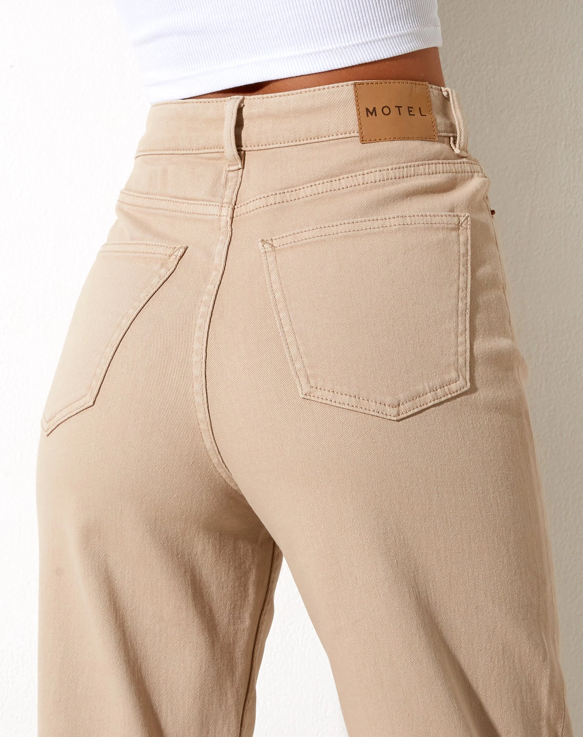 Straight Leg Jeans in Winter Sandwash - Image 5