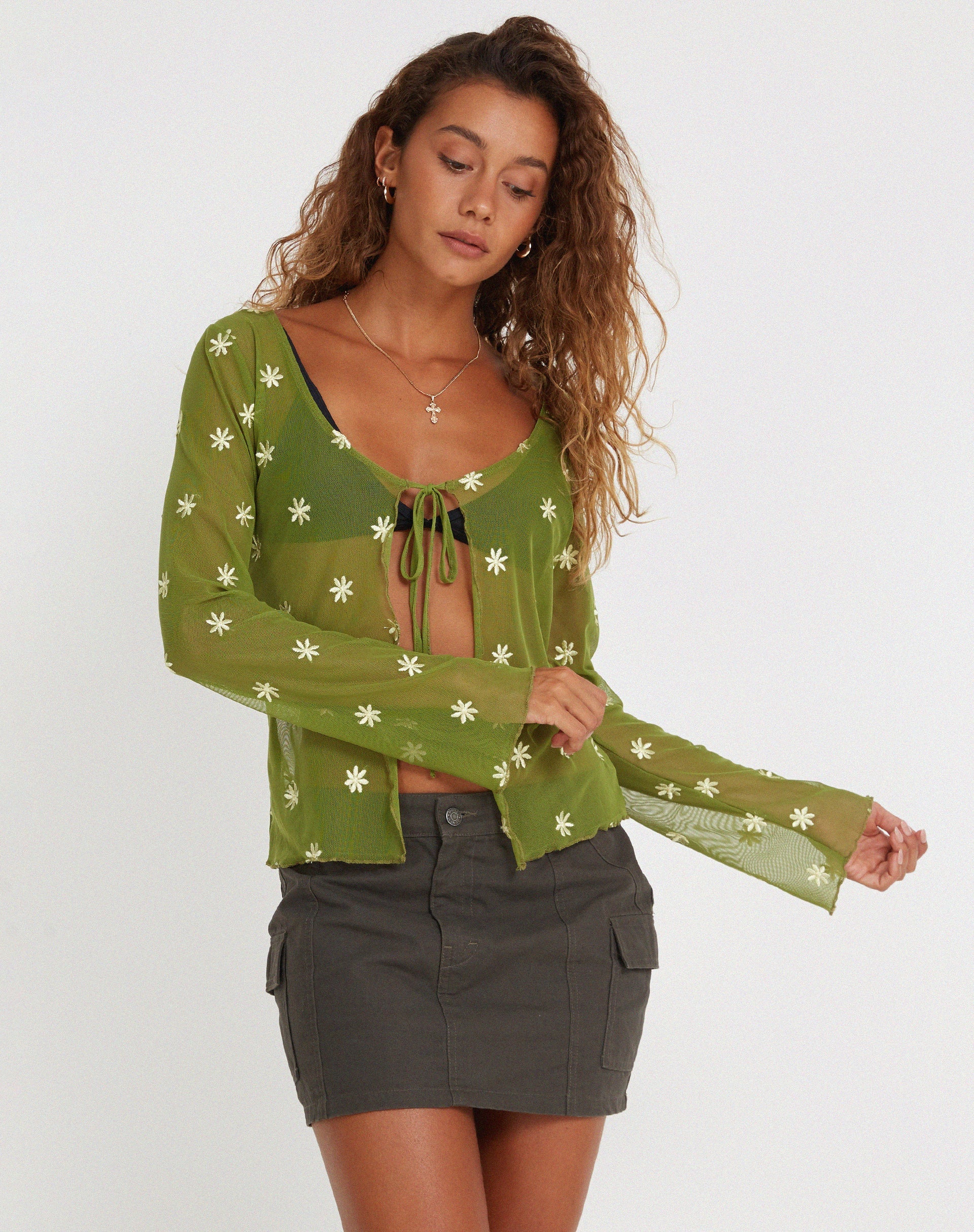 Sujata Cardi in Moosgrün Custard Daisy Embro